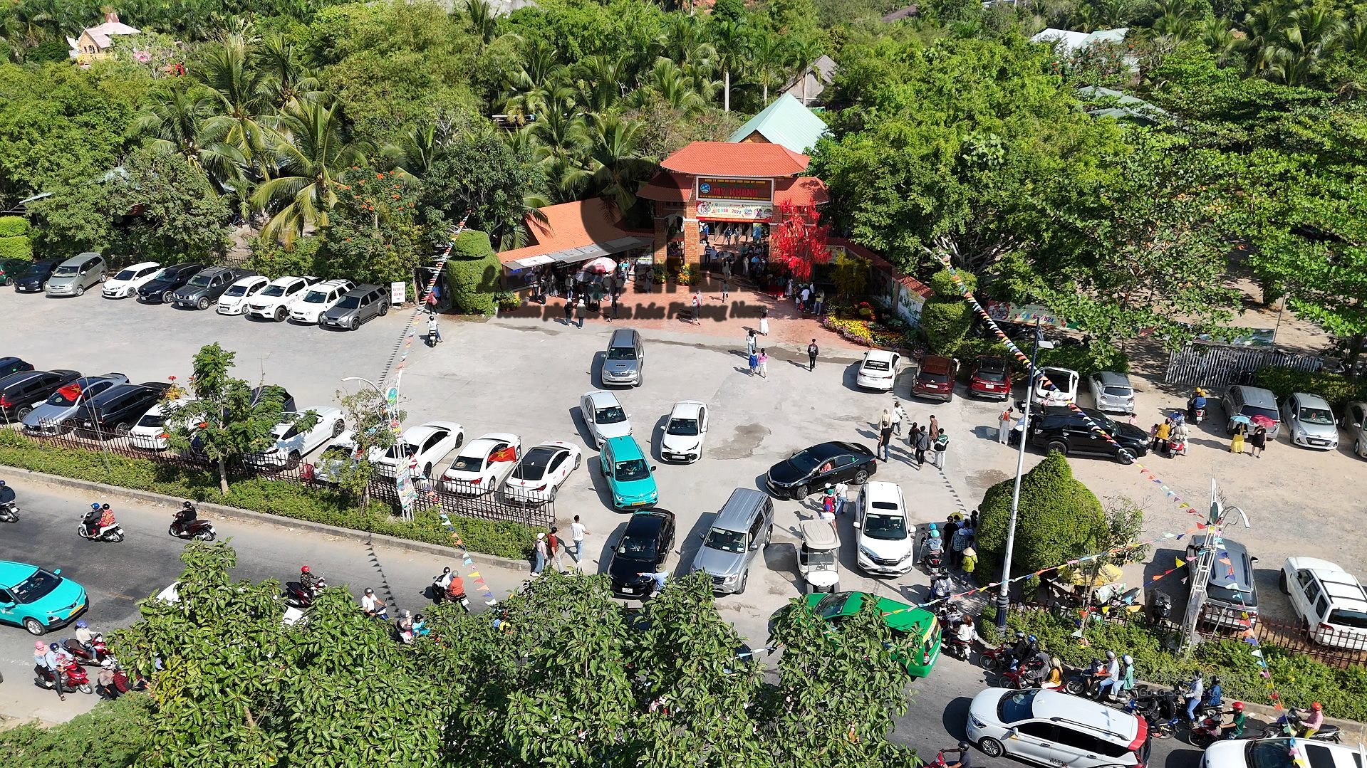 Nắng n&oacute;ng, c&aacute;c điểm du lịch ở Cần Thơ vẫn đ&ocirc;ng nghịt kh&aacute;ch- Ảnh 2.