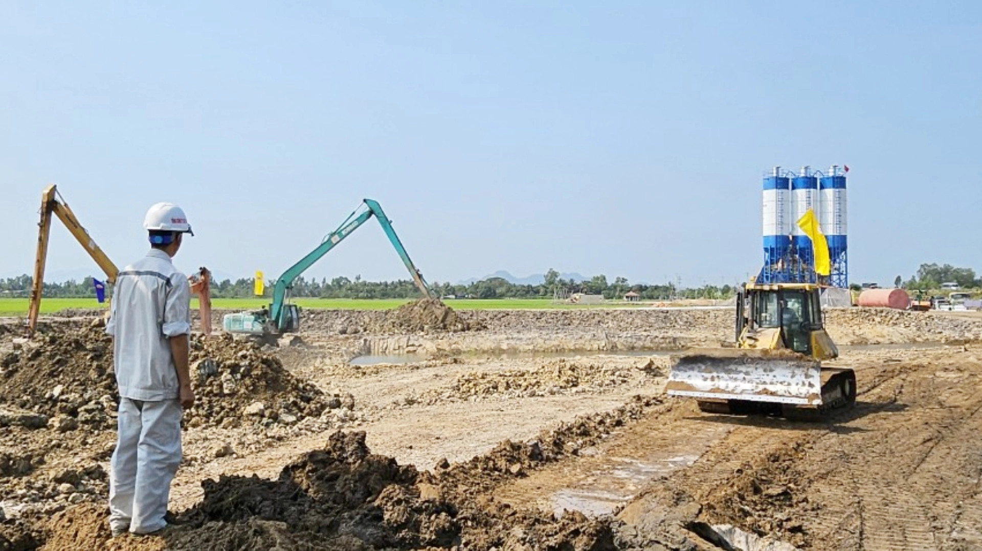 Thông nguồn cát đắp, nhà thầu cao tốc dài nhất miền Tây vào đà đua tiến độ- Ảnh 1. Thông nguồn cát đắp, nhà thầu cao tốc dài nhất miền Tây vào đà đua tiến độ- Ảnh 1.