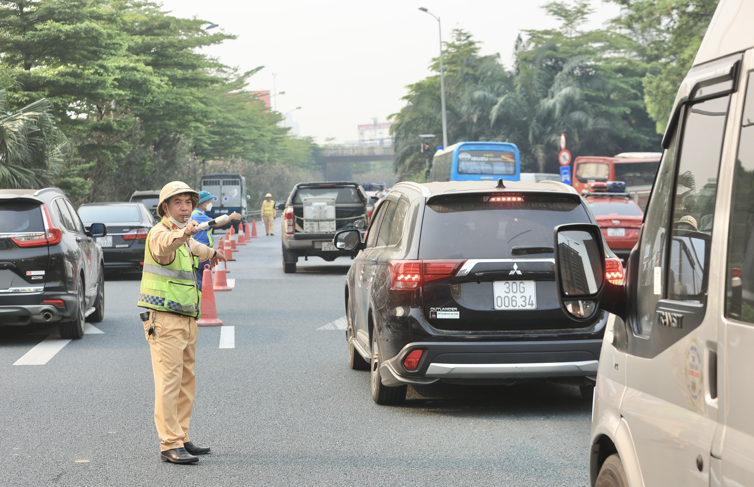 Chiều muộn ng&agrave;y 30/4, cửa ng&otilde; H&agrave; Nội đ&ocirc;ng nghẹt người về- Ảnh 7.