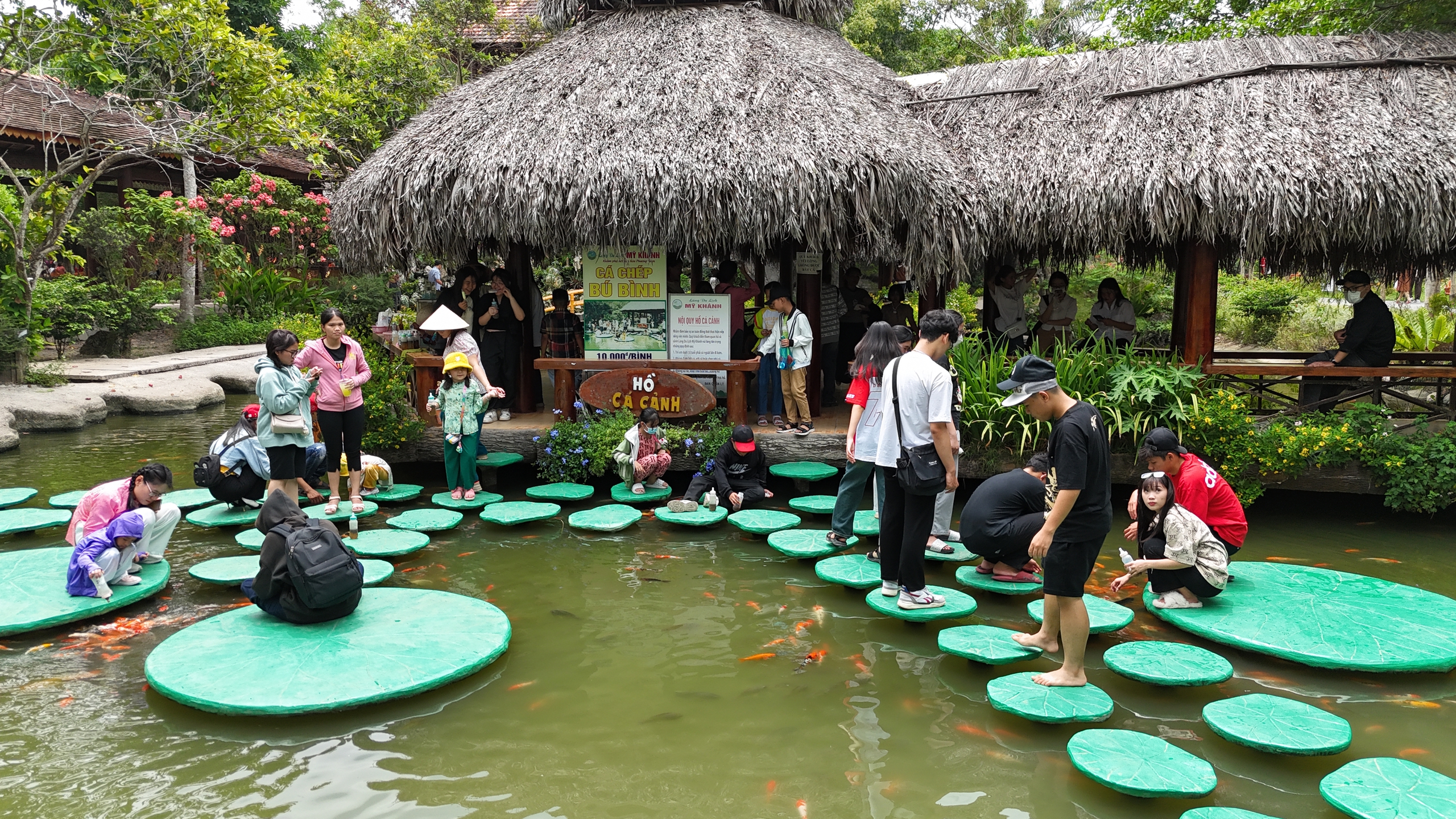 Nắng n&oacute;ng, c&aacute;c điểm du lịch ở Cần Thơ vẫn đ&ocirc;ng nghịt kh&aacute;ch- Ảnh 8.