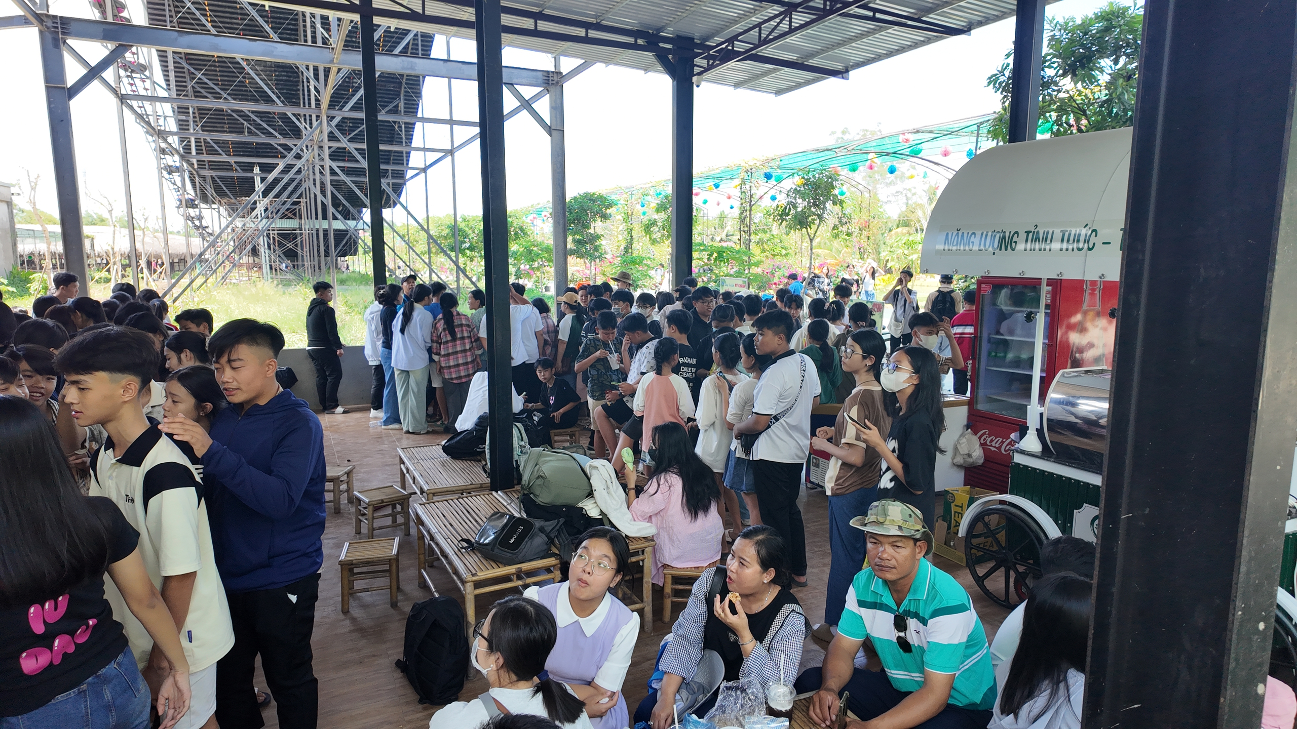 Nắng n&oacute;ng, c&aacute;c điểm du lịch ở Cần Thơ vẫn đ&ocirc;ng nghịt kh&aacute;ch- Ảnh 1.