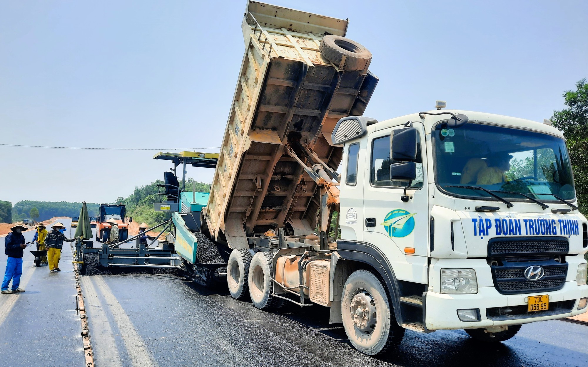 Hối hả thảm bê tông nhựa cao tốc Vạn Ninh - Cam Lộ giữa cái nắng cháy da- Ảnh 17. Nắng nóng như rang không cản được khí thế thi công cao tốc Vạn Ninh - Cam Lộ