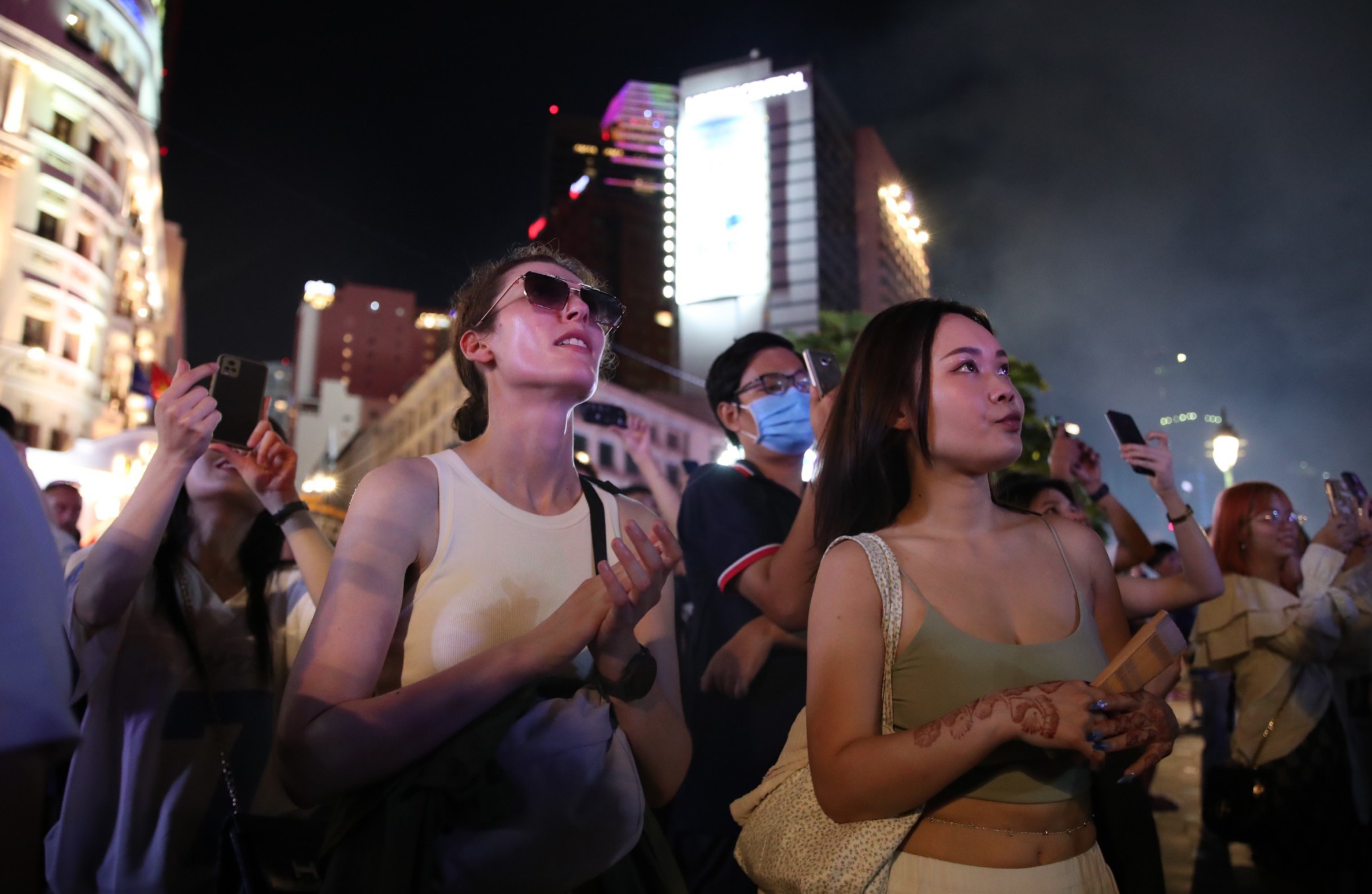 Mãn nhãn với màn pháo hoa đặc sắc ở TP.HCM chào mừng 30/4- Ảnh 19. Mãn nhãn với màn pháo hoa đặc sắc ở TP.HCM chào mừng 30/4- Ảnh 19.