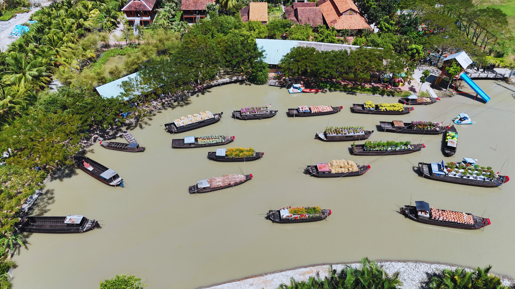 Nắng n&oacute;ng, c&aacute;c điểm du lịch ở Cần Thơ vẫn đ&ocirc;ng nghịt kh&aacute;ch- Ảnh 5.