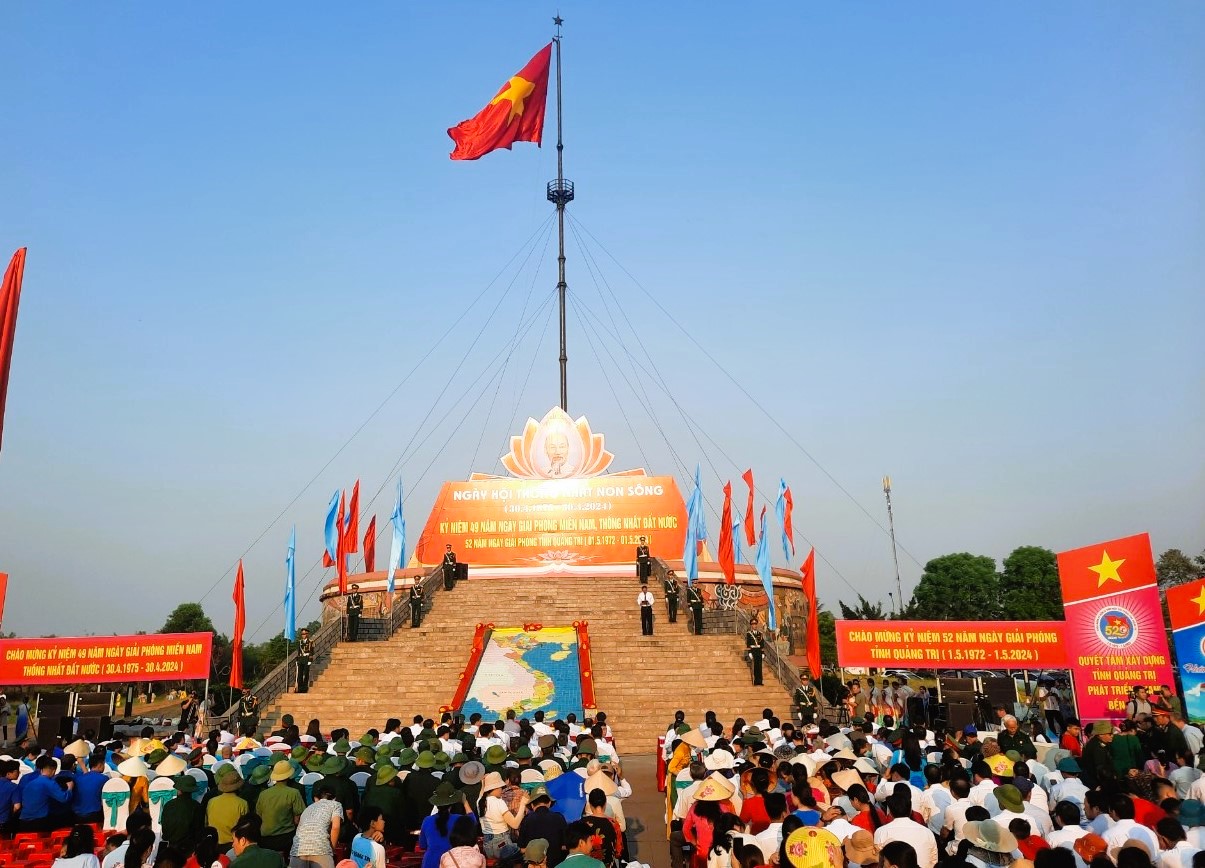 Ng&agrave;n người đội nắng về dự Lễ hội Thống nhất non s&ocirc;ng b&ecirc;n d&ograve;ng Bến Hải lịch sử- Ảnh 1.