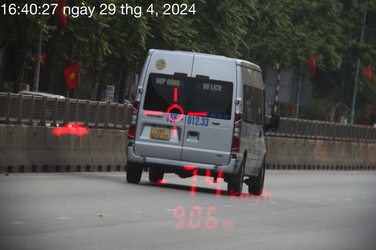 Ph&aacute;t hiện t&agrave;i xế xe du lịch kh&ocirc;ng bằng l&aacute;i, dương t&iacute;nh với ma t&uacute;y, vi phạm tốc độ- Ảnh 1.
