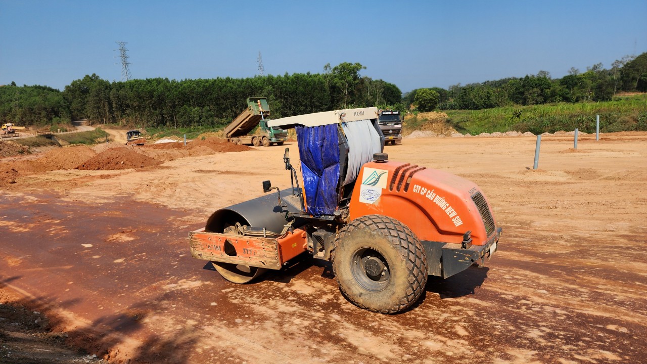 Hơn 2.000 công nhân miệt mài thi công cao tốc Quảng Ngãi - Hoài Nhơn giữa cái nắng đổ lửa- Ảnh 11. Hơn 2.000 công nhân miệt mài thi công cao tốc Quảng Ngãi - Hoài Nhơn giữa cái nắng đổ lửa- Ảnh 11.