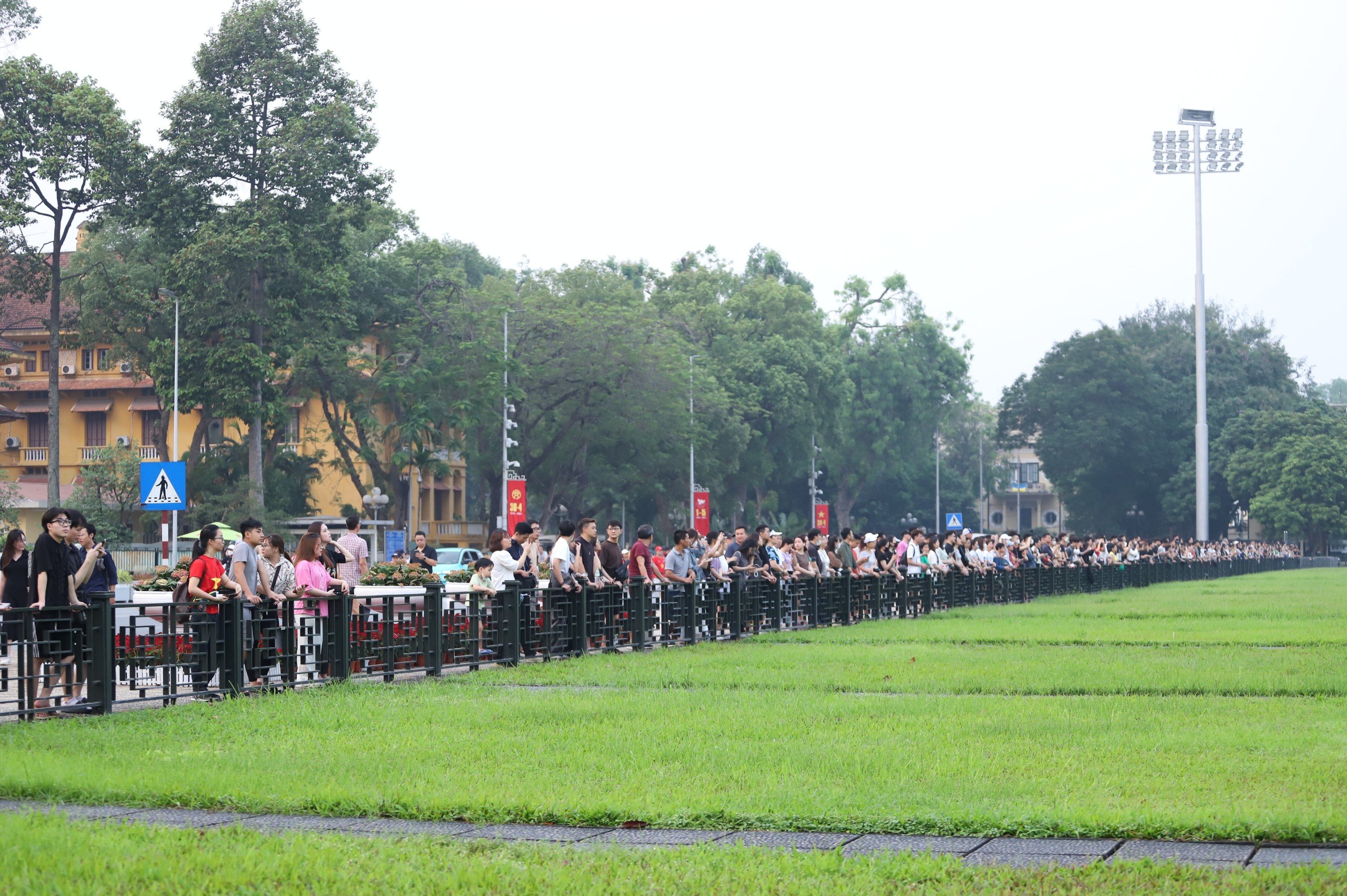 Thi&ecirc;ng li&ecirc;ng lễ thượng cờ mừng Chiến thắng 30/4 trước Lăng B&aacute;c- Ảnh 2.