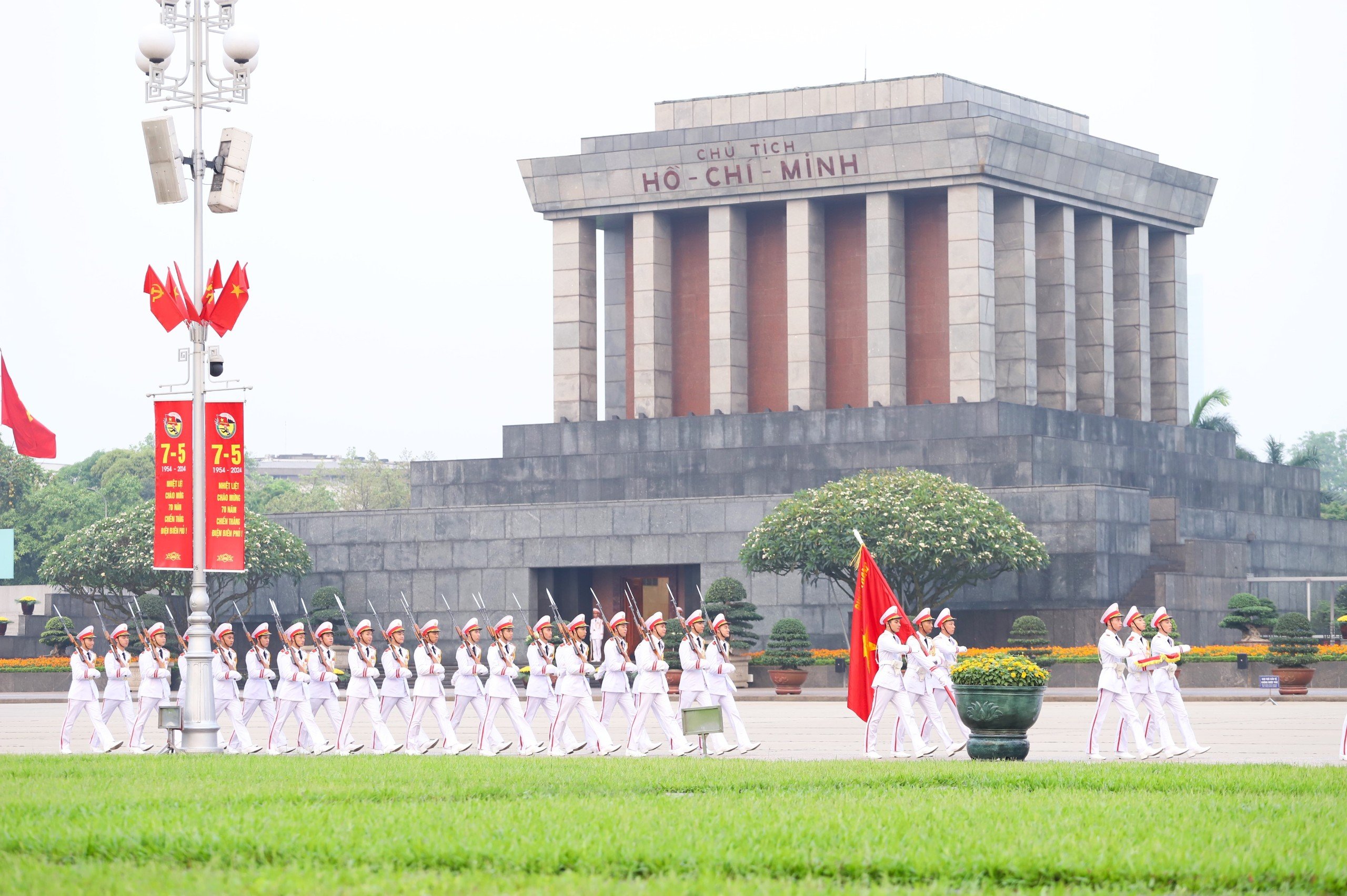 Thi&ecirc;ng li&ecirc;ng lễ thượng cờ mừng Chiến thắng 30/4 trước Lăng B&aacute;c- Ảnh 10.