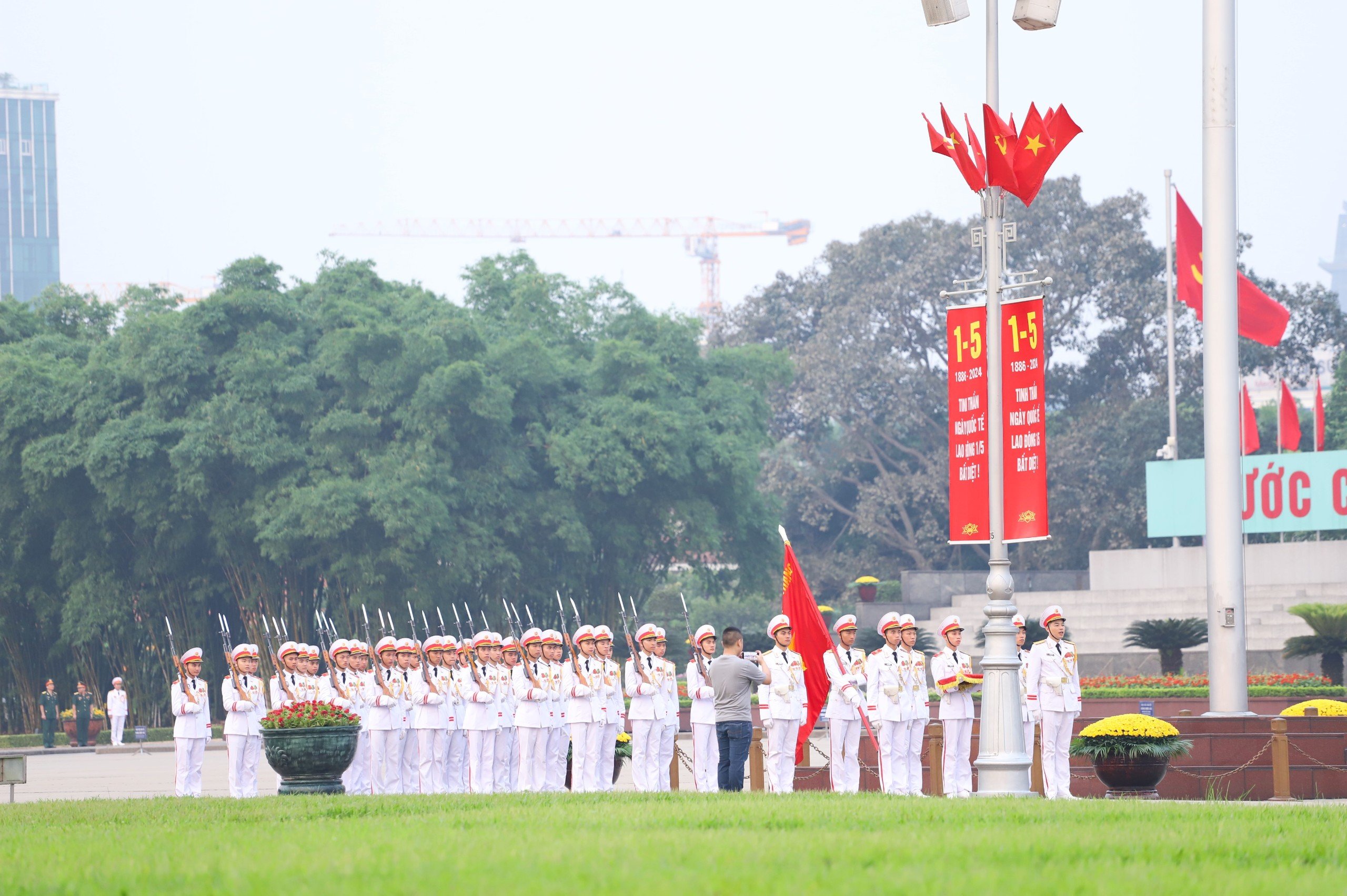 Thi&ecirc;ng li&ecirc;ng lễ thượng cờ mừng Chiến thắng 30/4 trước Lăng B&aacute;c- Ảnh 6.