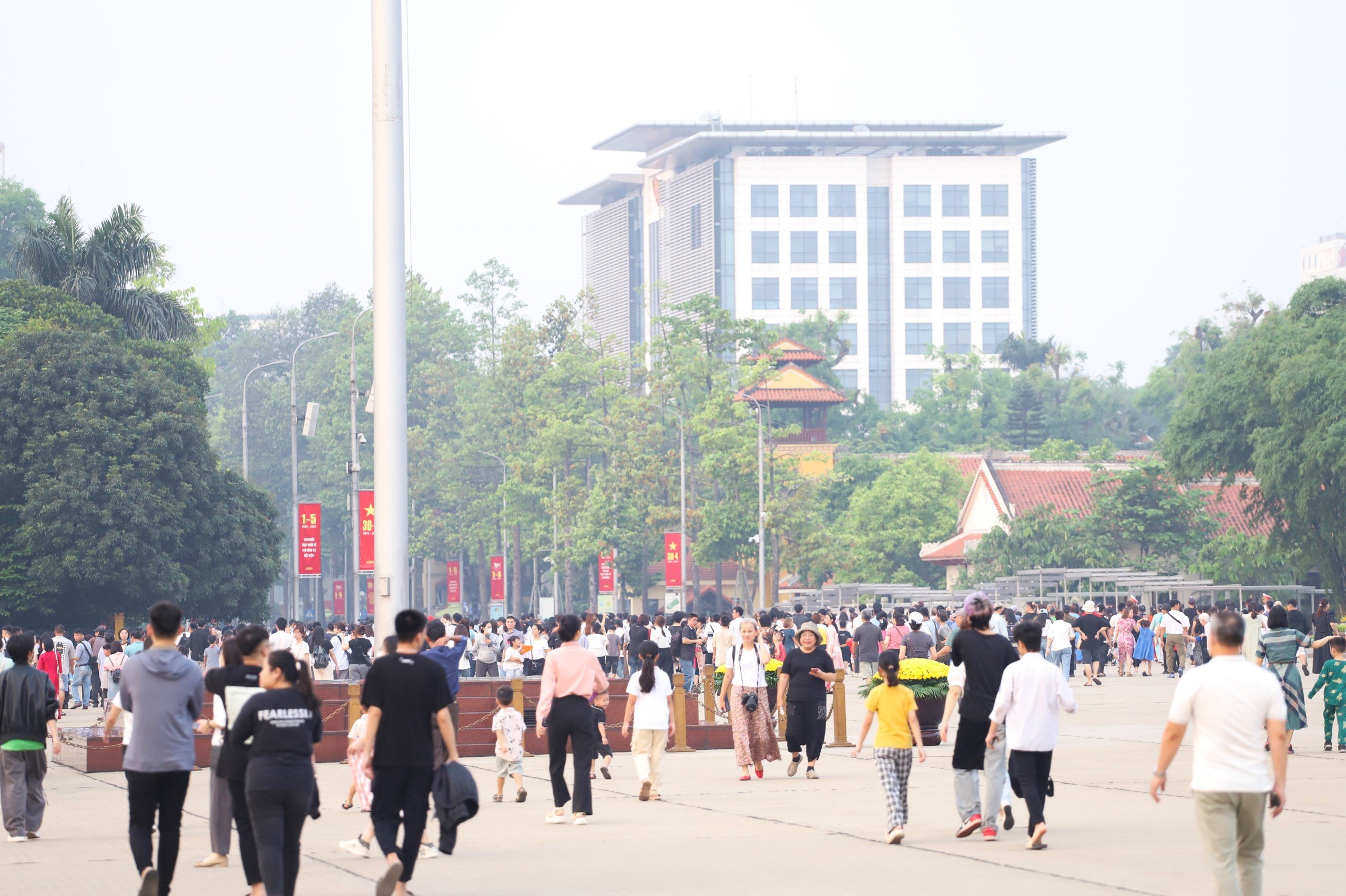 Thi&ecirc;ng li&ecirc;ng lễ thượng cờ mừng Chiến thắng 30/4 trước Lăng B&aacute;c- Ảnh 12.