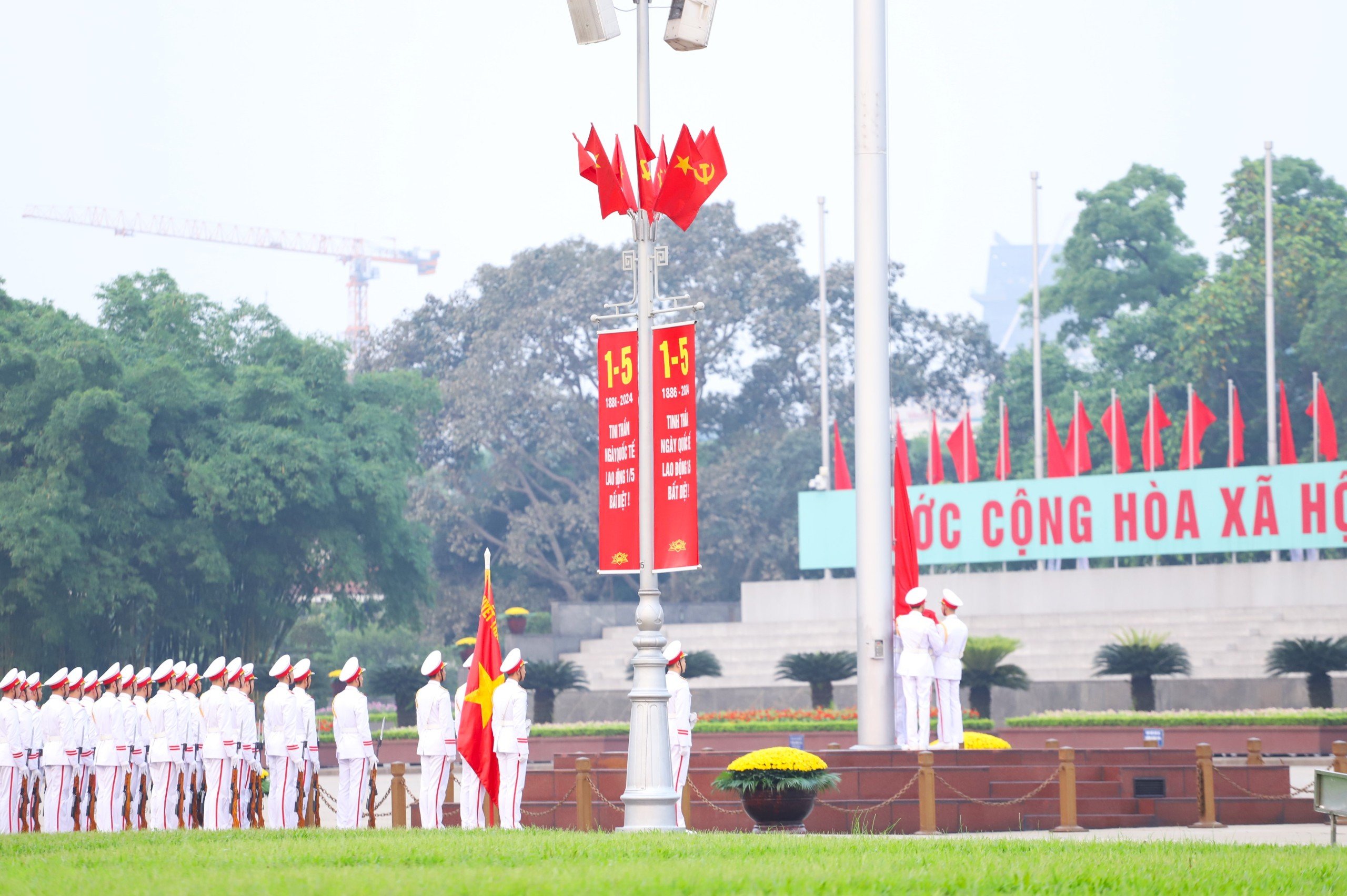 Thi&ecirc;ng li&ecirc;ng lễ thượng cờ mừng Chiến thắng 30/4 trước Lăng B&aacute;c- Ảnh 7.