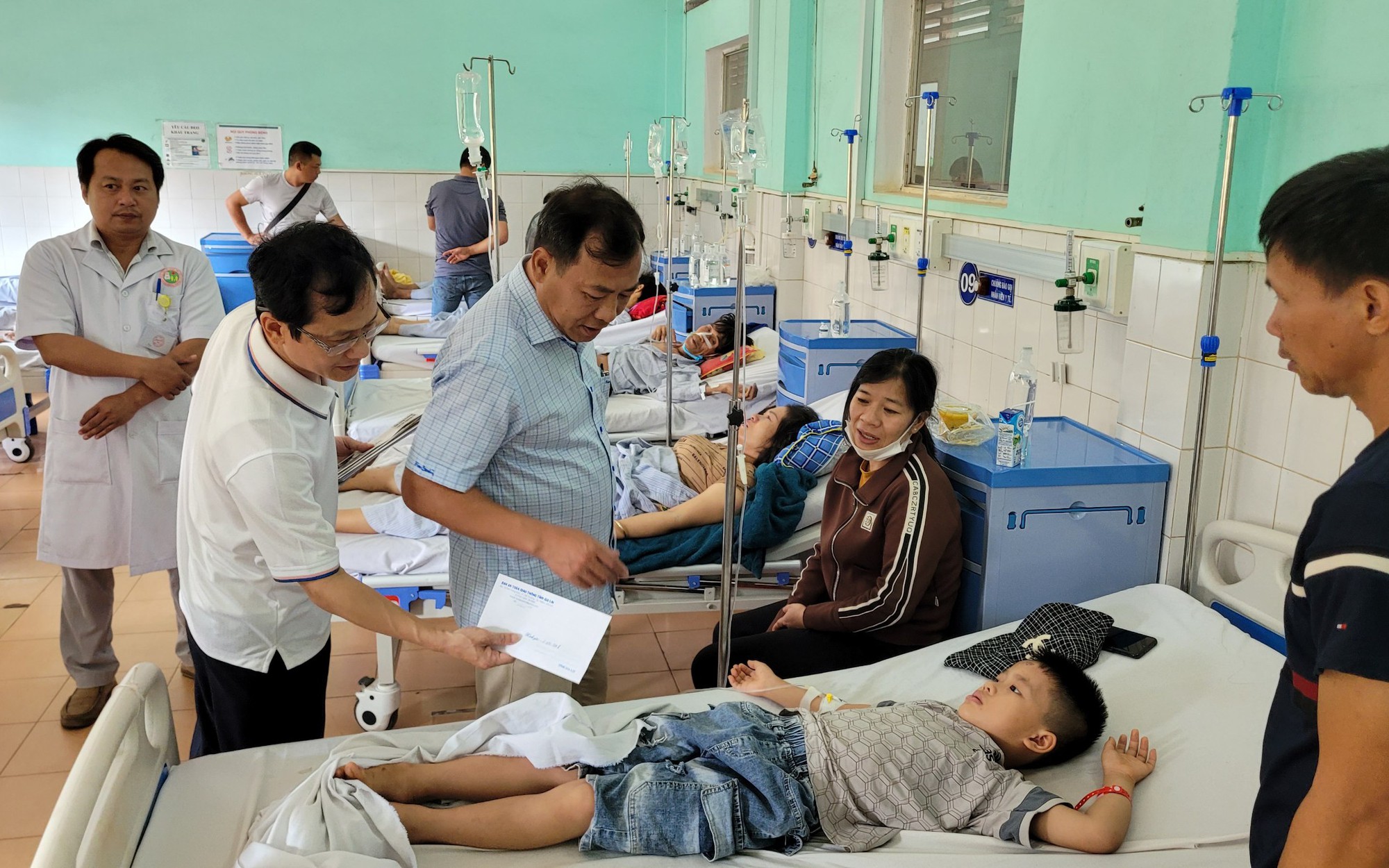 Ban ATGT Gia Lai thăm hỏi, hỗ trợ nạn nh&acirc;n vụ TNGT hai xe kh&aacute;ch t&ocirc;ng nhau