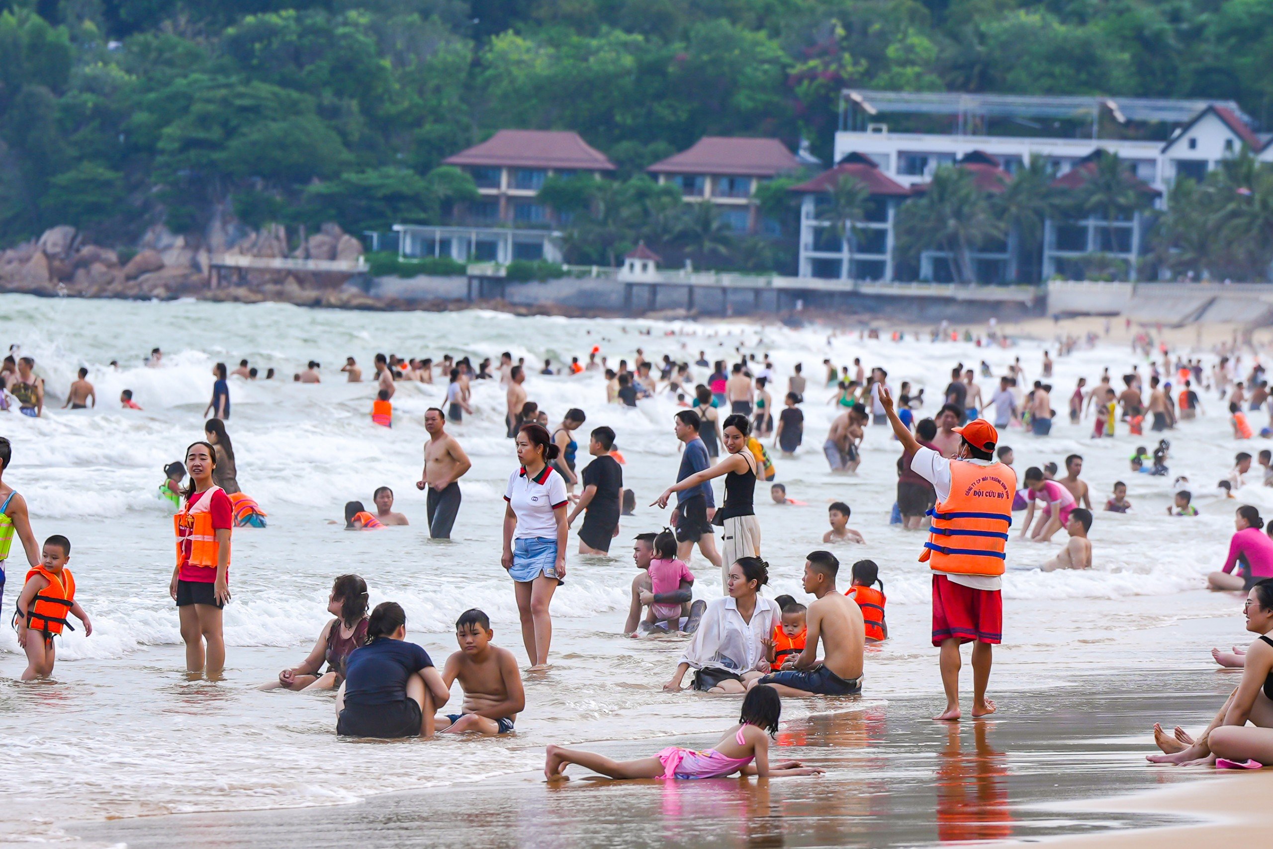 Nhiều điểm du lịch ở B&igrave;nh Định đ&ocirc;ng nghẹt kh&aacute;ch ng&agrave;y lễ- Ảnh 5.