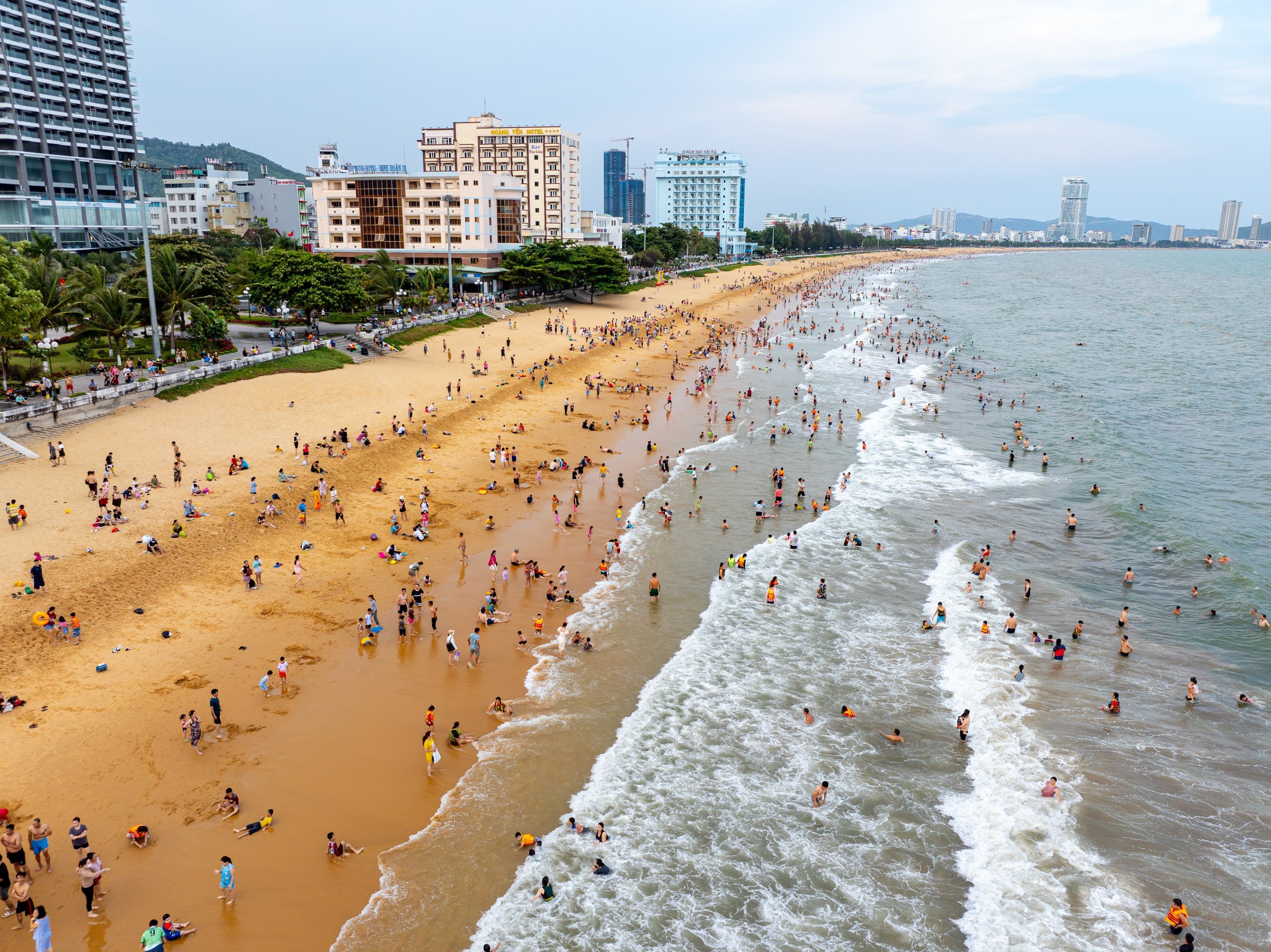 Nhiều điểm du lịch ở B&igrave;nh Định đ&ocirc;ng nghẹt kh&aacute;ch ng&agrave;y lễ- Ảnh 4.