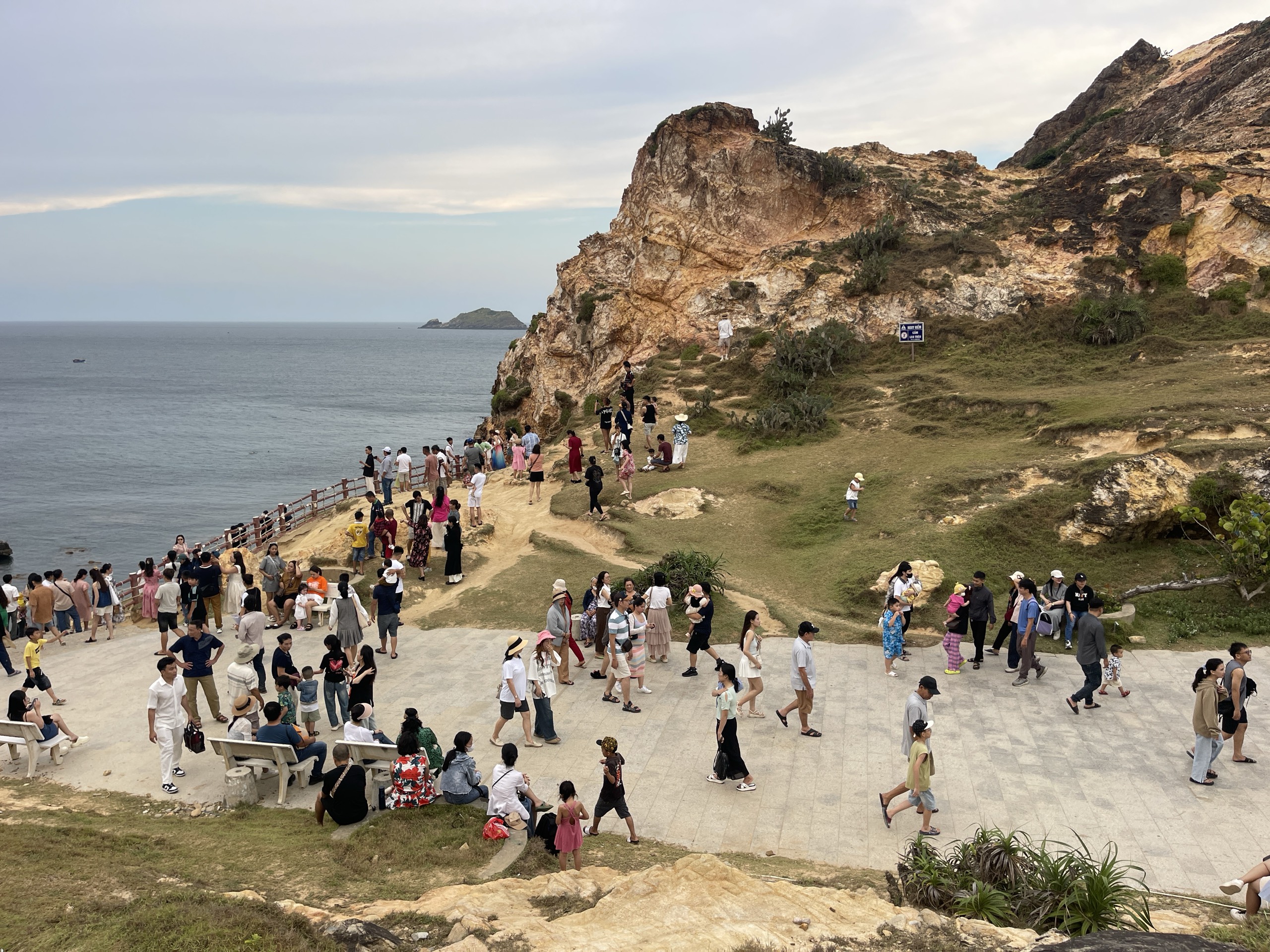 Nhiều điểm du lịch ở B&igrave;nh Định đ&ocirc;ng nghẹt kh&aacute;ch ng&agrave;y lễ- Ảnh 1.