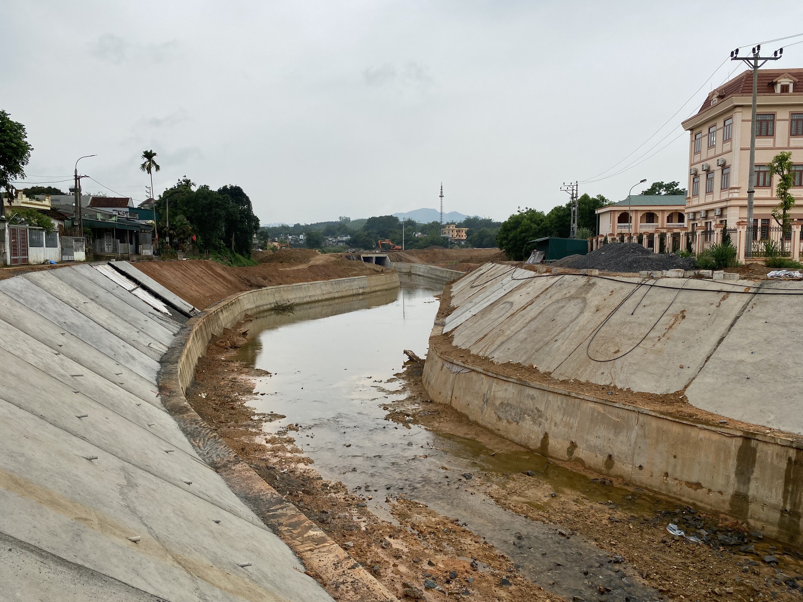 Quảng Ninh: X&acirc;y cầu, l&agrave;m k&egrave; trăm tỷ x&oacute;a thế c&ocirc; lập, ngập lụt nơi phố n&uacute;i- Ảnh 6.