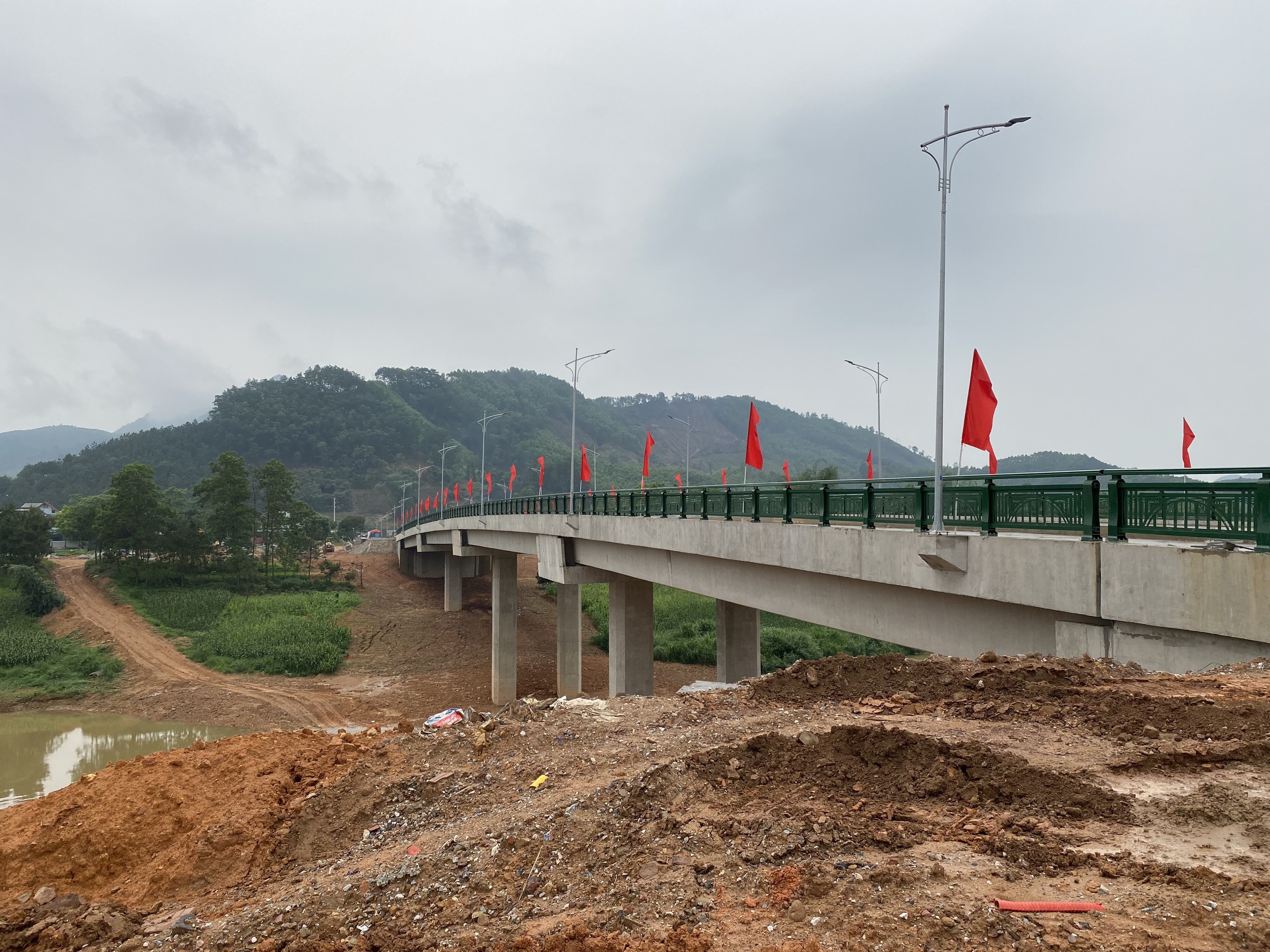 Quảng Ninh: X&acirc;y cầu, l&agrave;m k&egrave; trăm tỷ x&oacute;a thế c&ocirc; lập, ngập lụt nơi phố n&uacute;i- Ảnh 1.