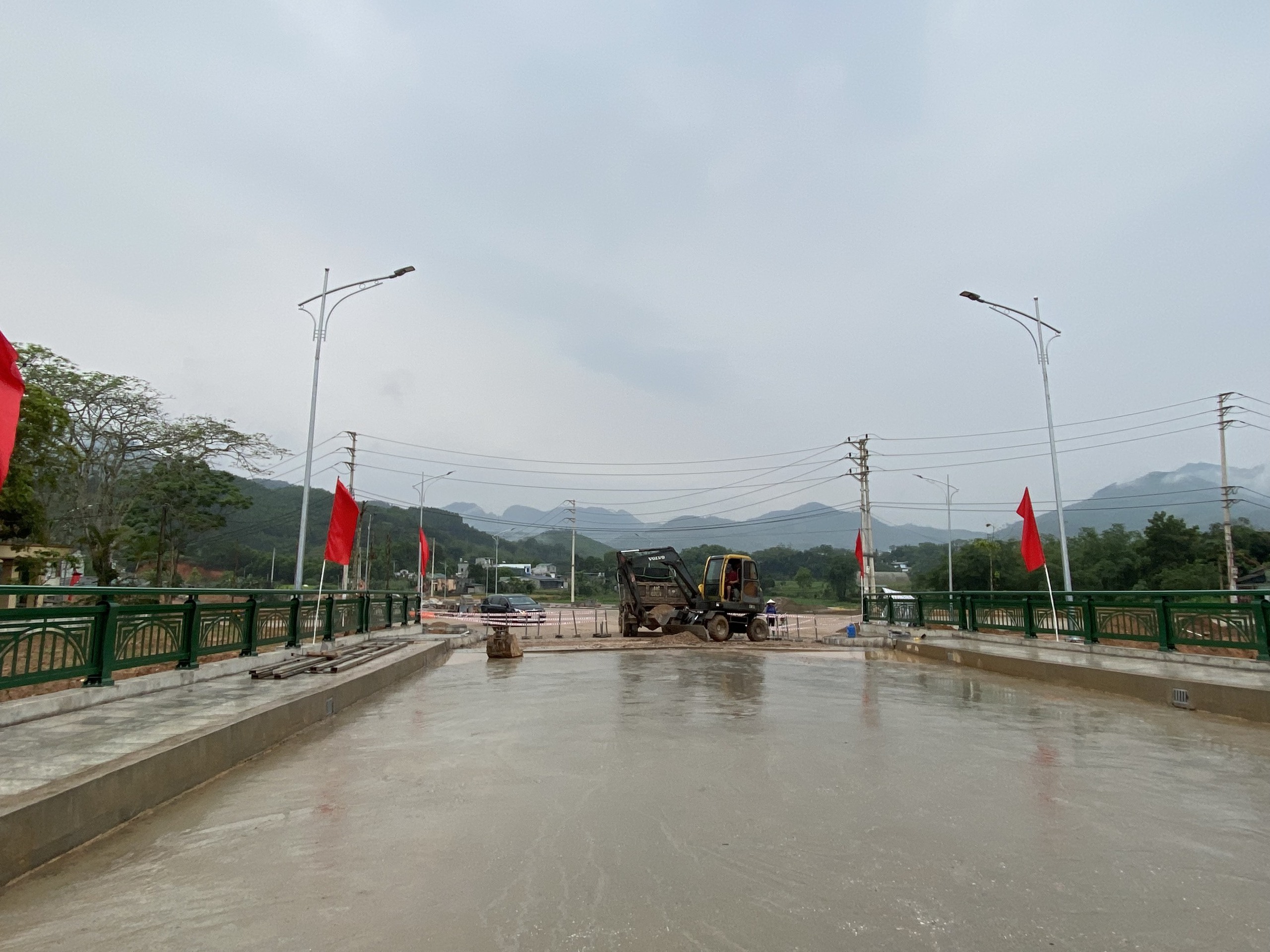 Quảng Ninh: X&acirc;y cầu, l&agrave;m k&egrave; trăm tỷ x&oacute;a thế c&ocirc; lập, ngập lụt nơi phố n&uacute;i- Ảnh 5.