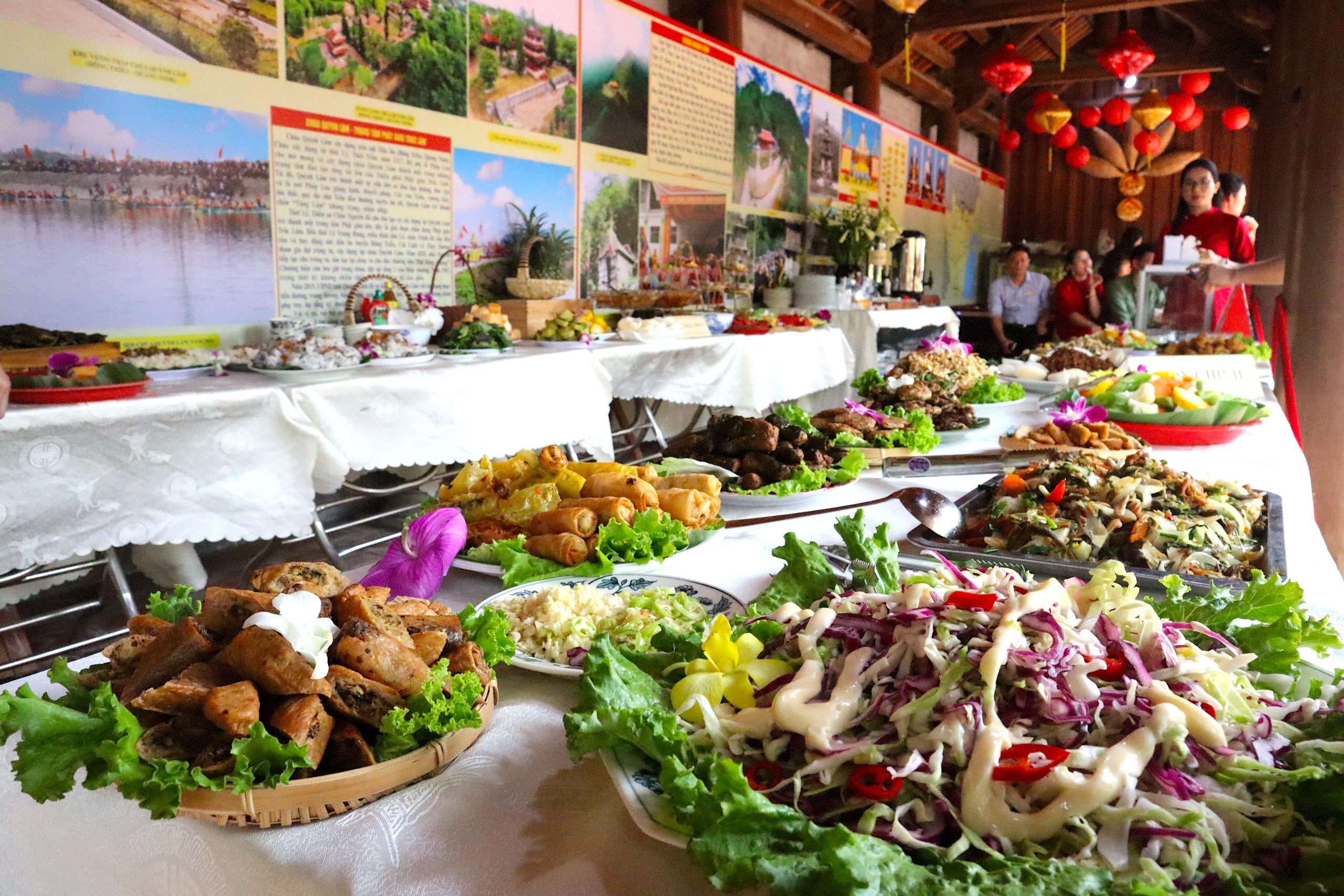 Mới lạ tiệc buffet chay tại ch&ugrave;a C&ocirc;n Sơn- Ảnh 1.