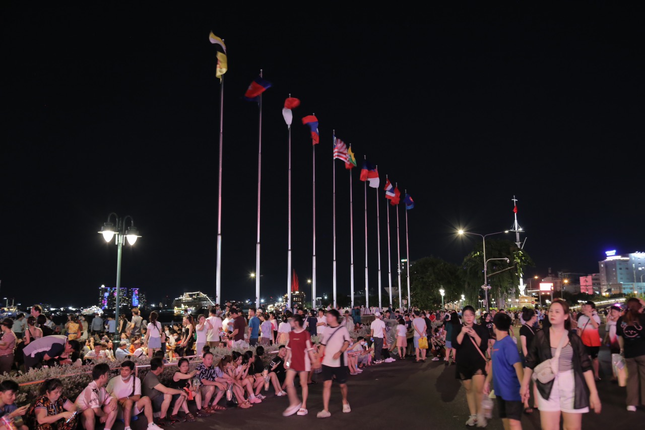 Mãn nhãn với màn pháo hoa đặc sắc ở TP.HCM chào mừng 30/4- Ảnh 2. Mãn nhãn với màn pháo hoa đặc sắc ở TP.HCM chào mừng 30/4- Ảnh 2.