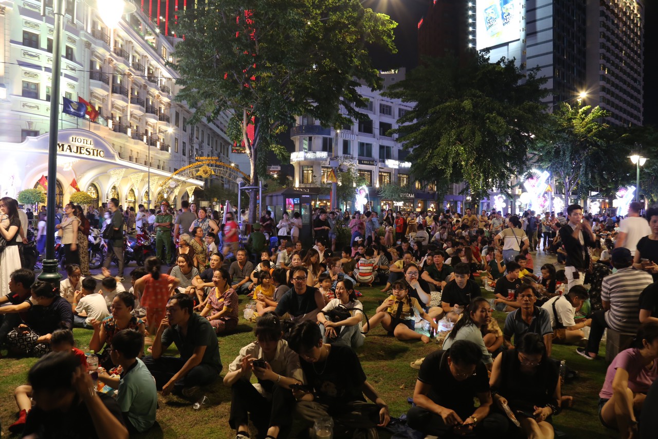 Mãn nhãn với màn pháo hoa đặc sắc ở TP.HCM chào mừng 30/4- Ảnh 3. Mãn nhãn với màn pháo hoa đặc sắc ở TP.HCM chào mừng 30/4- Ảnh 3.