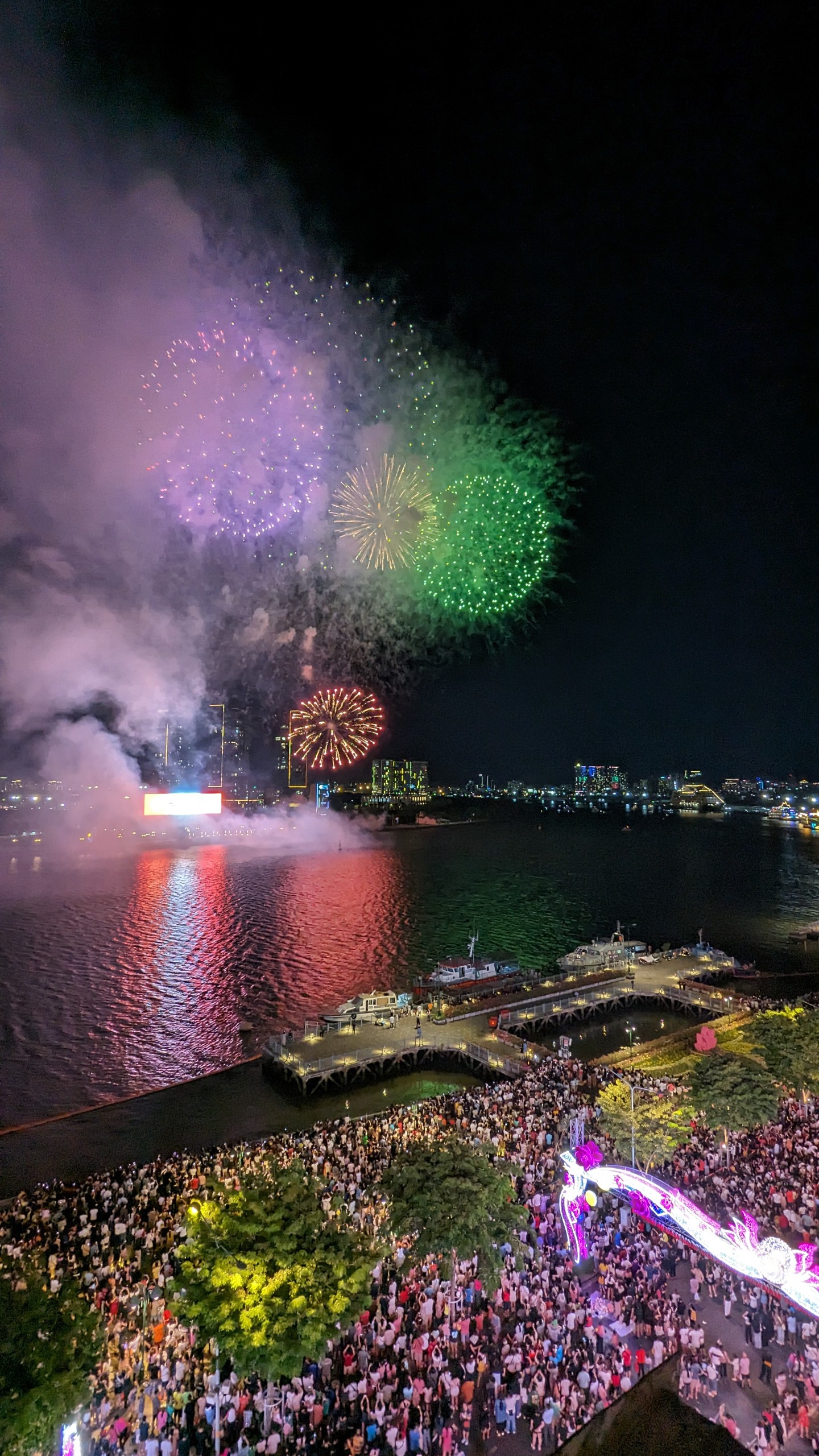 Mãn nhãn với màn pháo hoa đặc sắc ở TP.HCM chào mừng 30/4- Ảnh 8. Mãn nhãn với màn pháo hoa đặc sắc ở TP.HCM chào mừng 30/4- Ảnh 8.