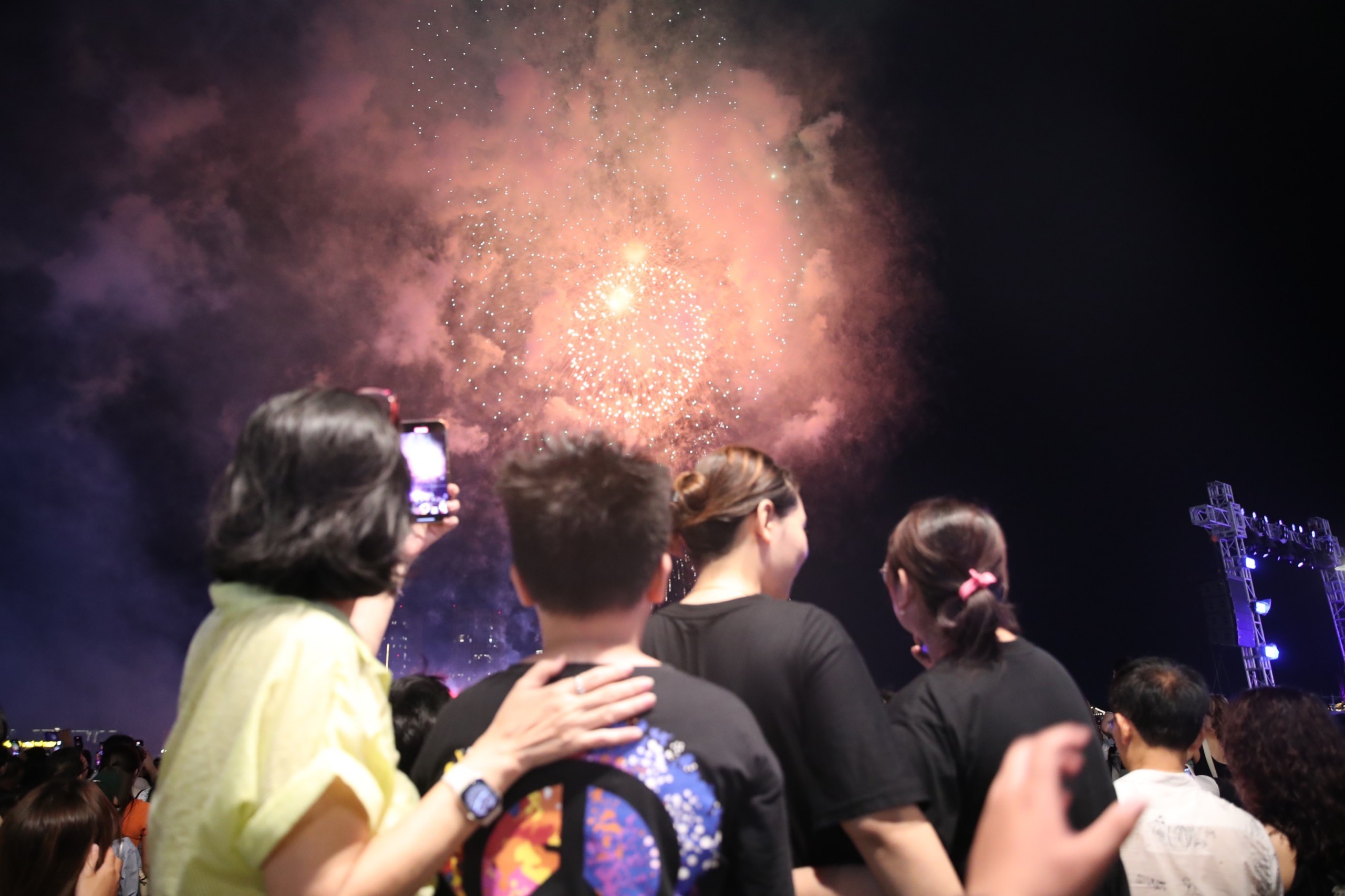 Mãn nhãn với màn pháo hoa đặc sắc ở TP.HCM chào mừng 30/4- Ảnh 13. Mãn nhãn với màn pháo hoa đặc sắc ở TP.HCM chào mừng 30/4- Ảnh 13.