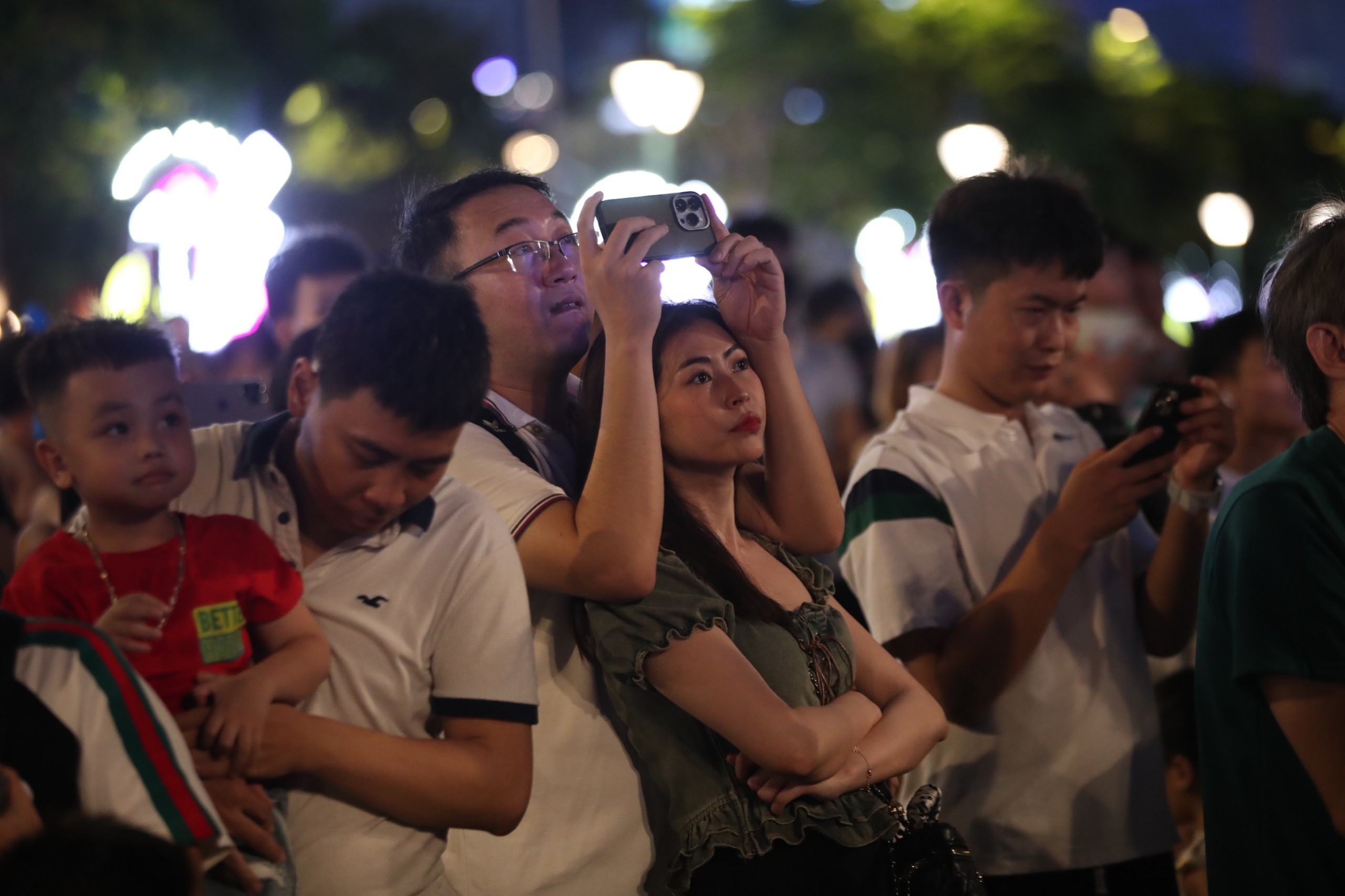 Mãn nhãn với màn pháo hoa đặc sắc ở TP.HCM chào mừng 30/4- Ảnh 10. Mãn nhãn với màn pháo hoa đặc sắc ở TP.HCM chào mừng 30/4- Ảnh 10.