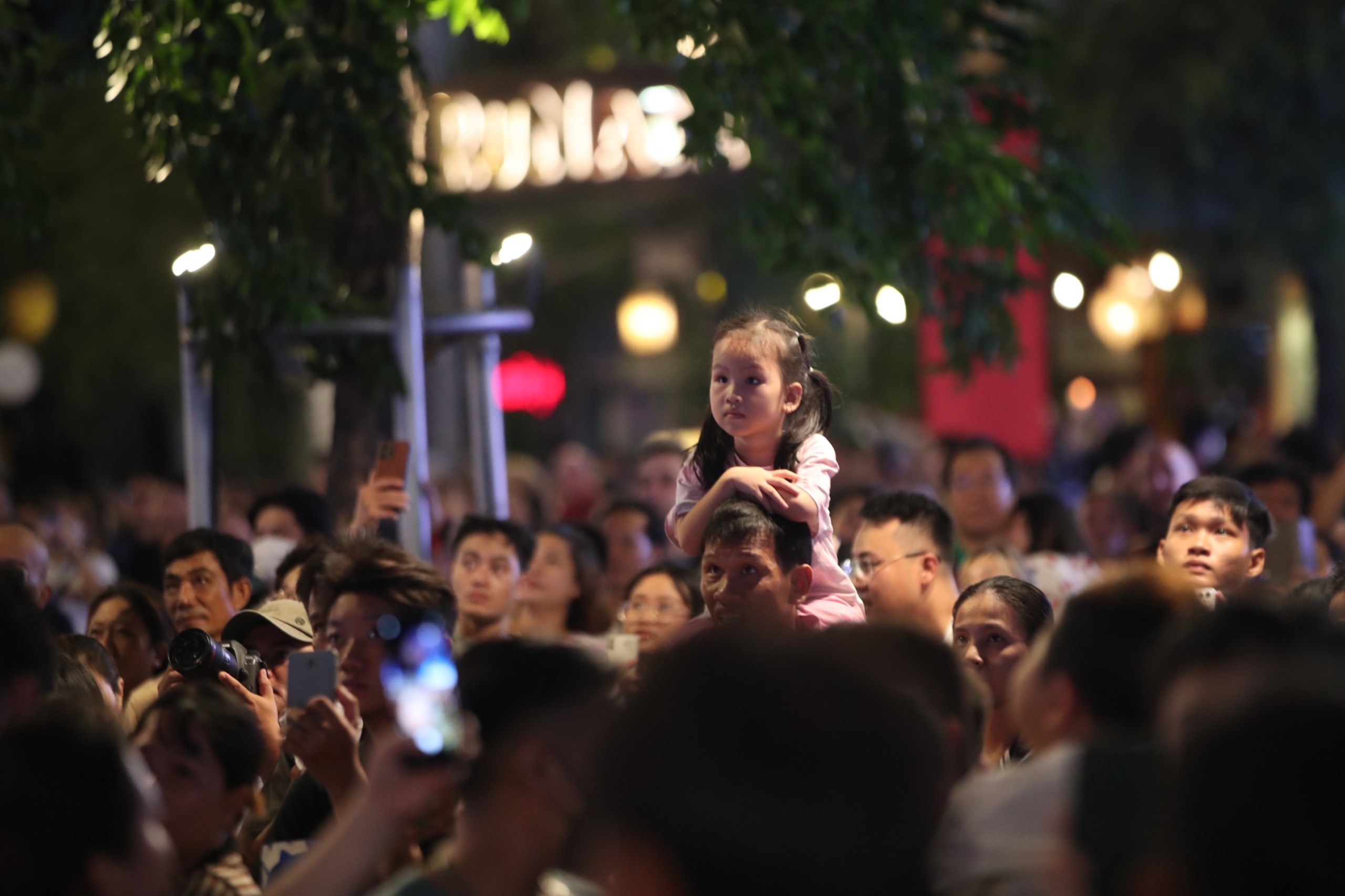 Mãn nhãn với màn pháo hoa đặc sắc ở TP.HCM chào mừng 30/4- Ảnh 11. Mãn nhãn với màn pháo hoa đặc sắc ở TP.HCM chào mừng 30/4- Ảnh 11.