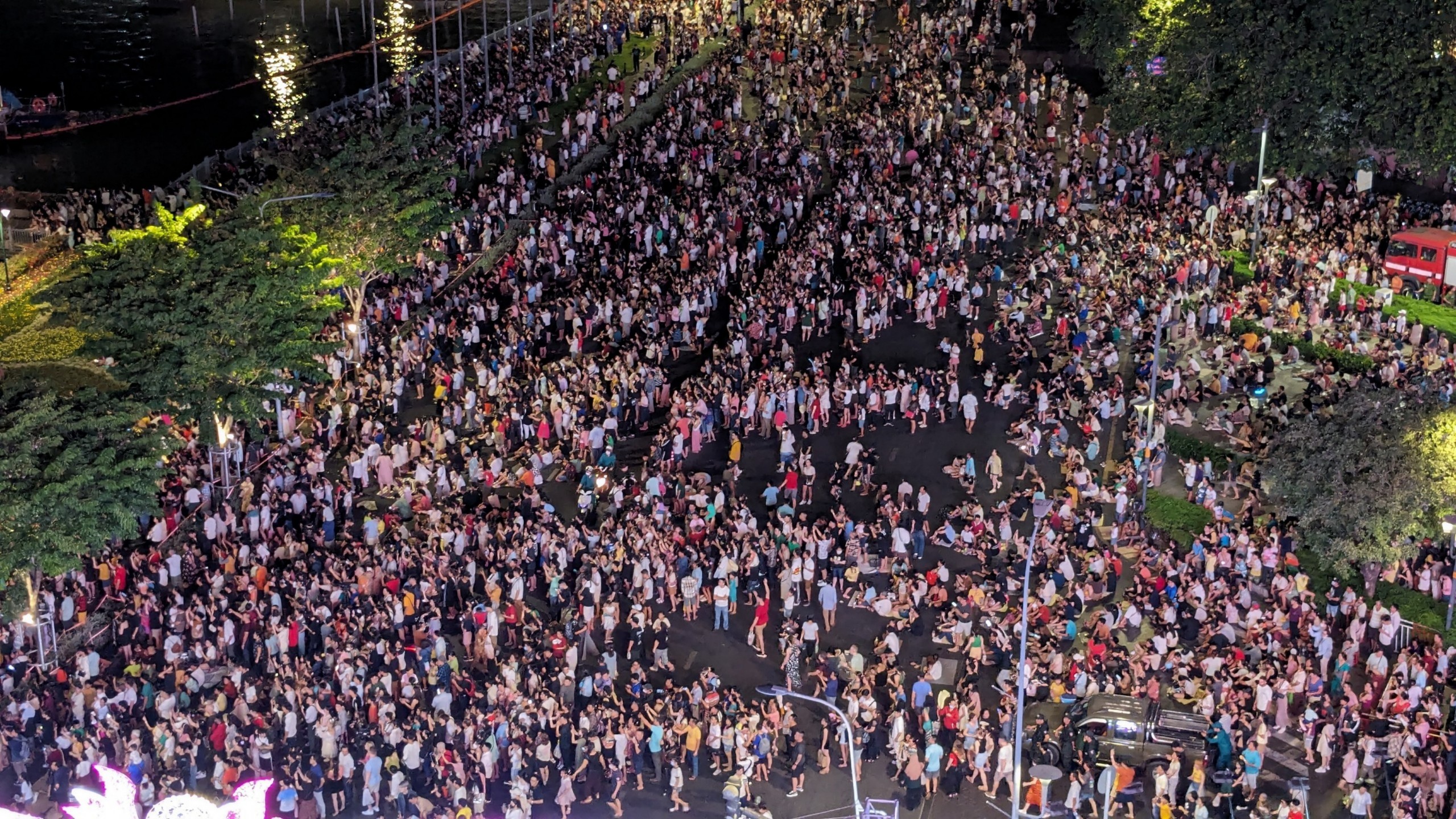 Mãn nhãn với màn pháo hoa đặc sắc ở TP.HCM chào mừng 30/4- Ảnh 1. Mãn nhãn với màn pháo hoa đặc sắc ở TP.HCM chào mừng 30/4- Ảnh 1.