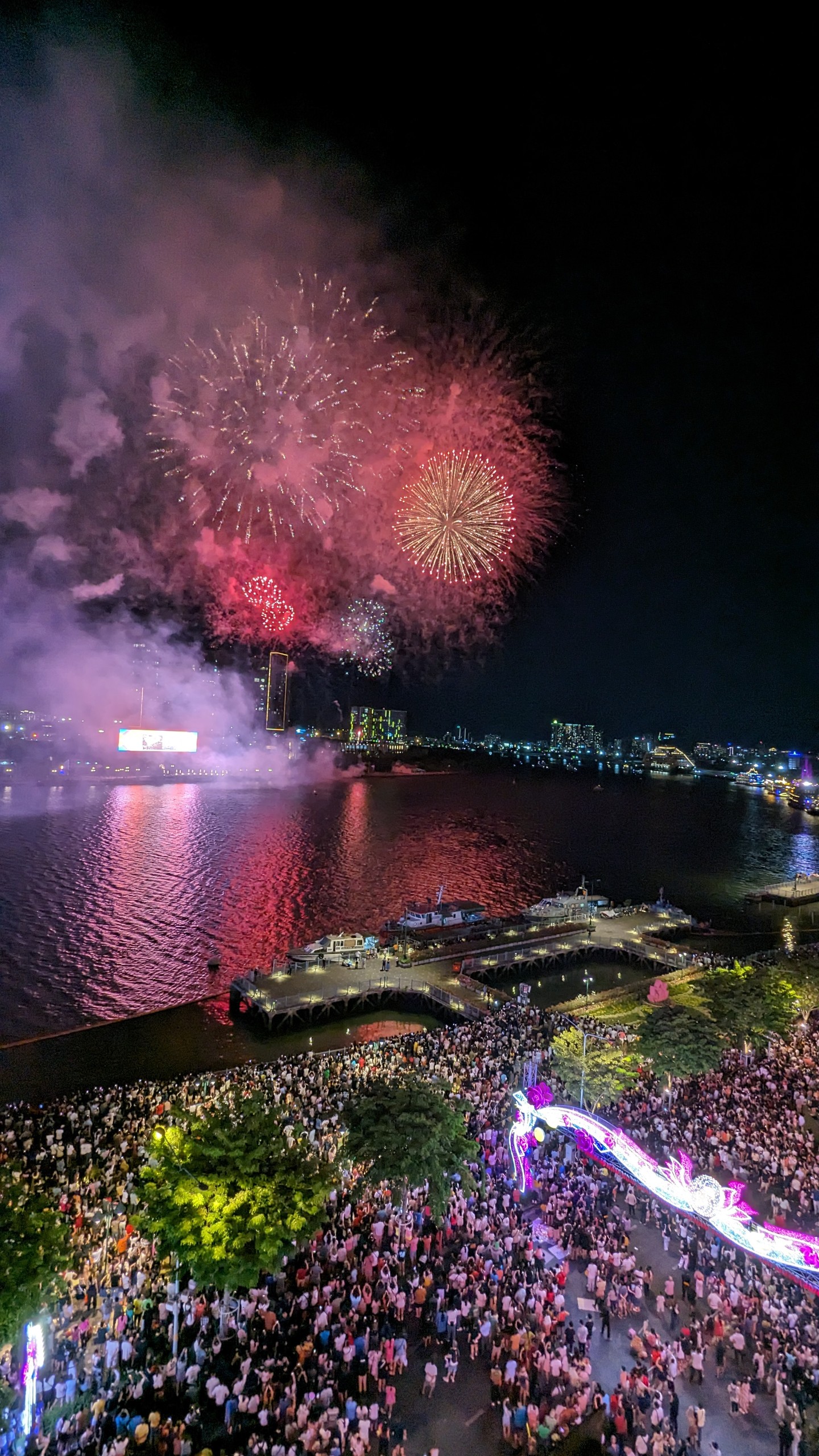 Mãn nhãn với màn pháo hoa đặc sắc ở TP.HCM chào mừng 30/4- Ảnh 6. Mãn nhãn với màn pháo hoa đặc sắc ở TP.HCM chào mừng 30/4- Ảnh 6.