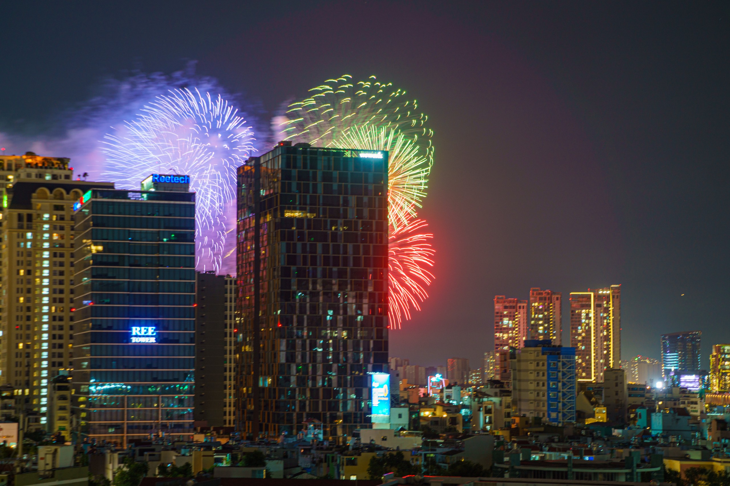 Mãn nhãn với màn pháo hoa đặc sắc ở TP.HCM chào mừng 30/4- Ảnh 16. Mãn nhãn với màn pháo hoa đặc sắc ở TP.HCM chào mừng 30/4- Ảnh 16.