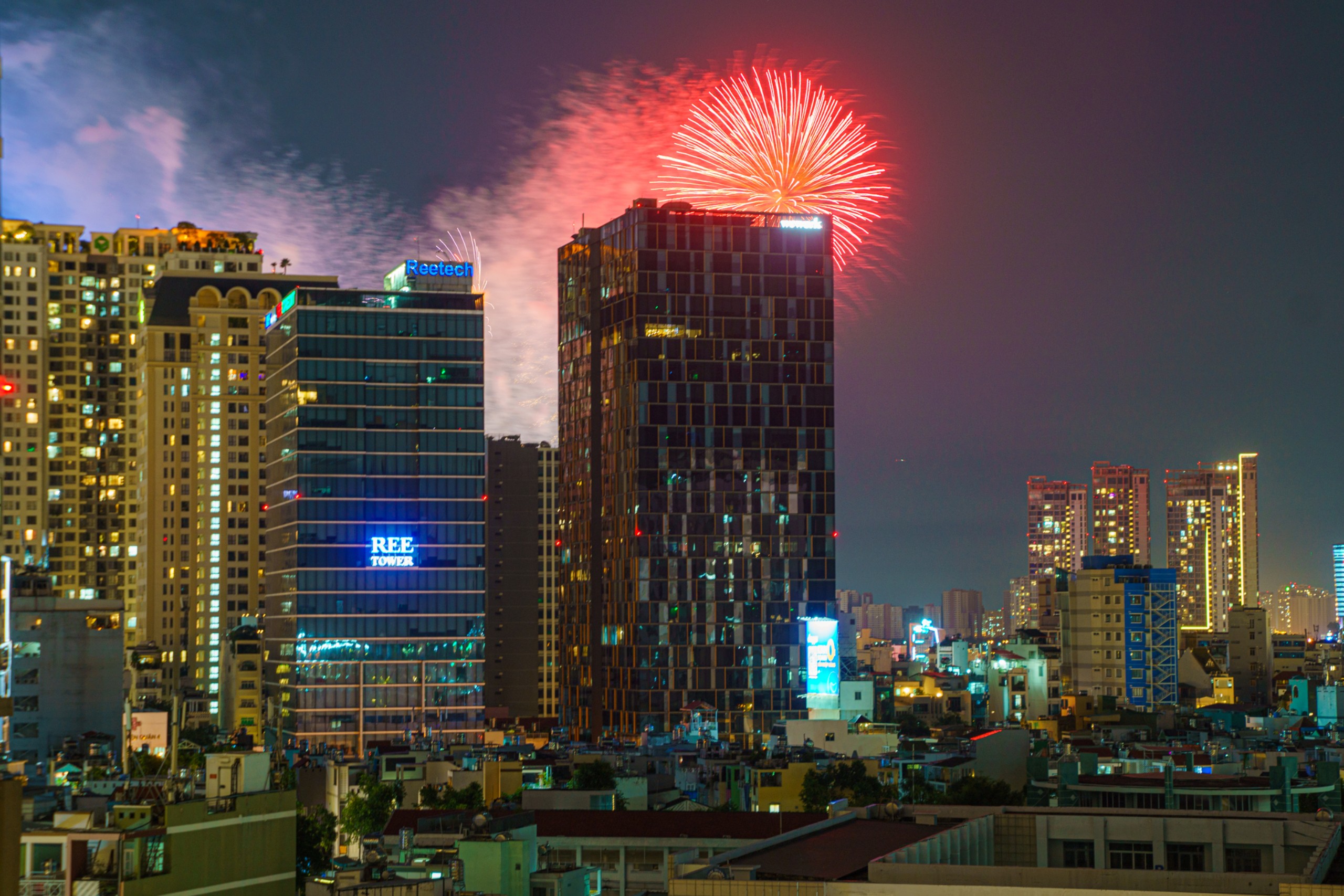 Mãn nhãn với màn pháo hoa đặc sắc ở TP.HCM chào mừng 30/4- Ảnh 17. Mãn nhãn với màn pháo hoa đặc sắc ở TP.HCM chào mừng 30/4- Ảnh 17.