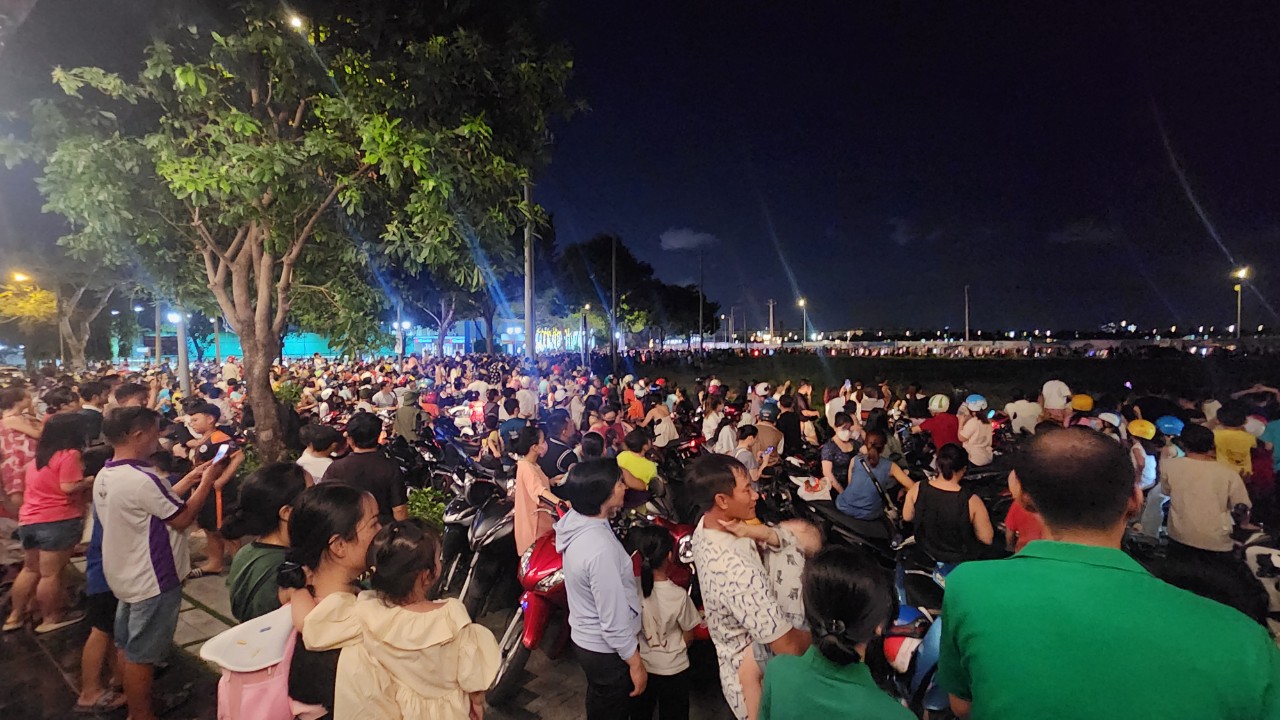 Mãn nhãn với màn pháo hoa đặc sắc ở TP.HCM chào mừng 30/4- Ảnh 21. Mãn nhãn với màn pháo hoa đặc sắc ở TP.HCM chào mừng 30/4- Ảnh 21.