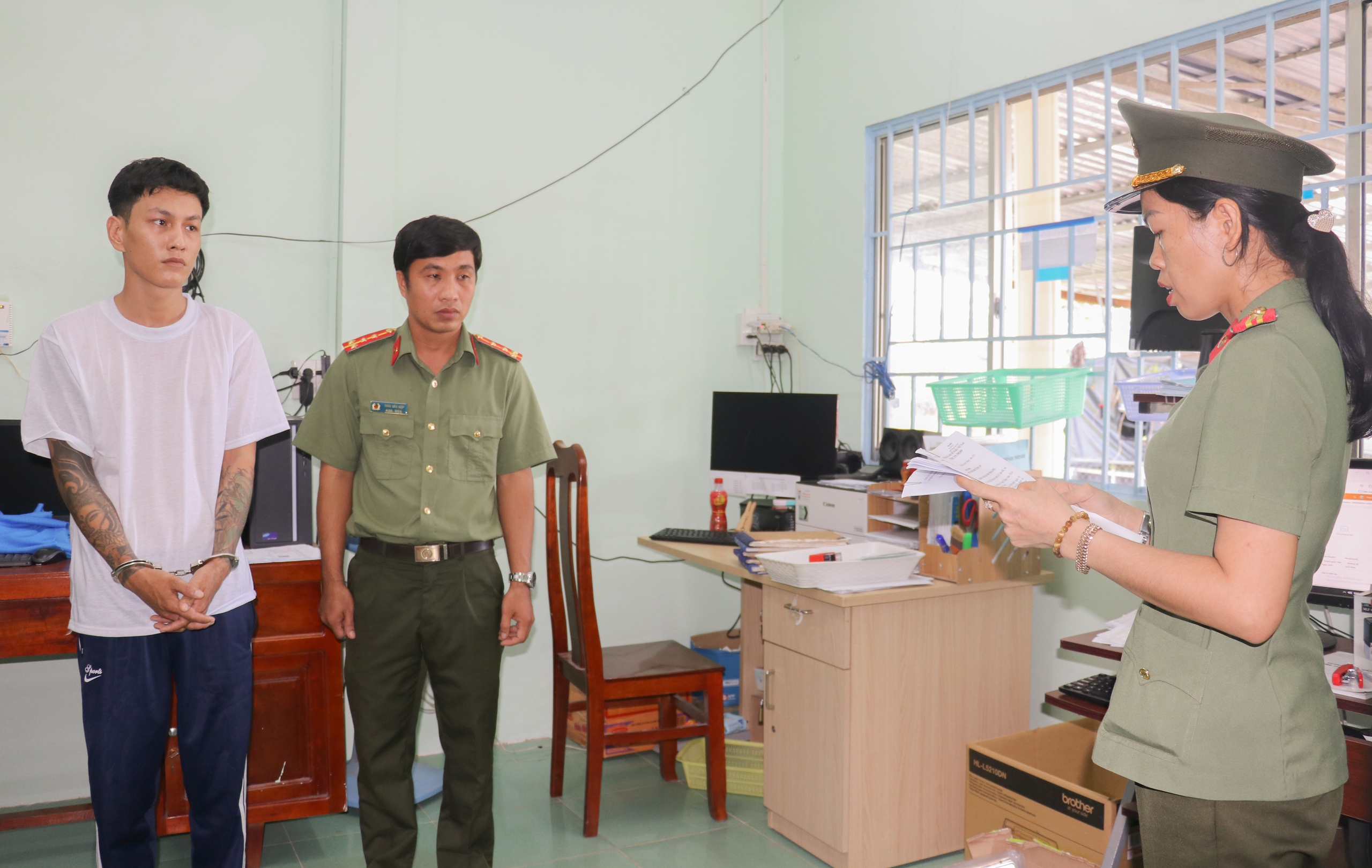 Mang s&uacute;ng từ Ki&ecirc;n Giang l&ecirc;n Vĩnh Long để giấu - Ảnh 1.
