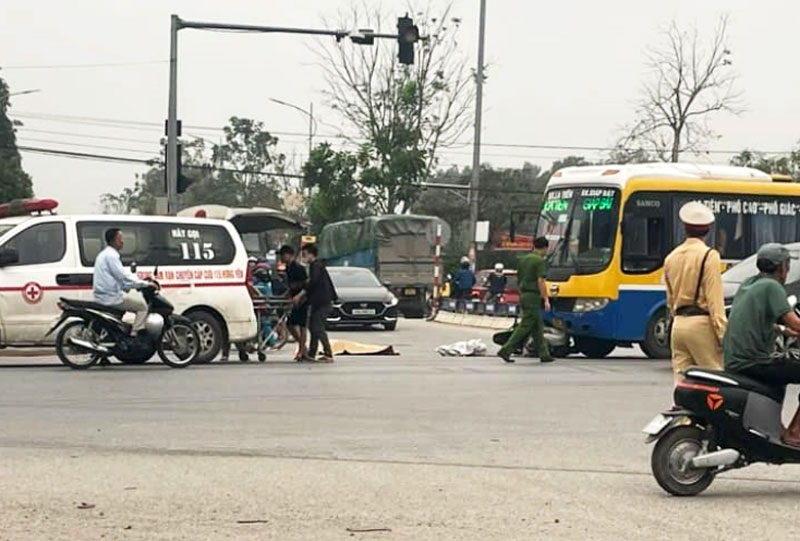 Cơ quan chức năng kh&aacute;m nghiệm hiện trường điều tra nguy&ecirc;n nh&acirc;n vụ tai nạn.