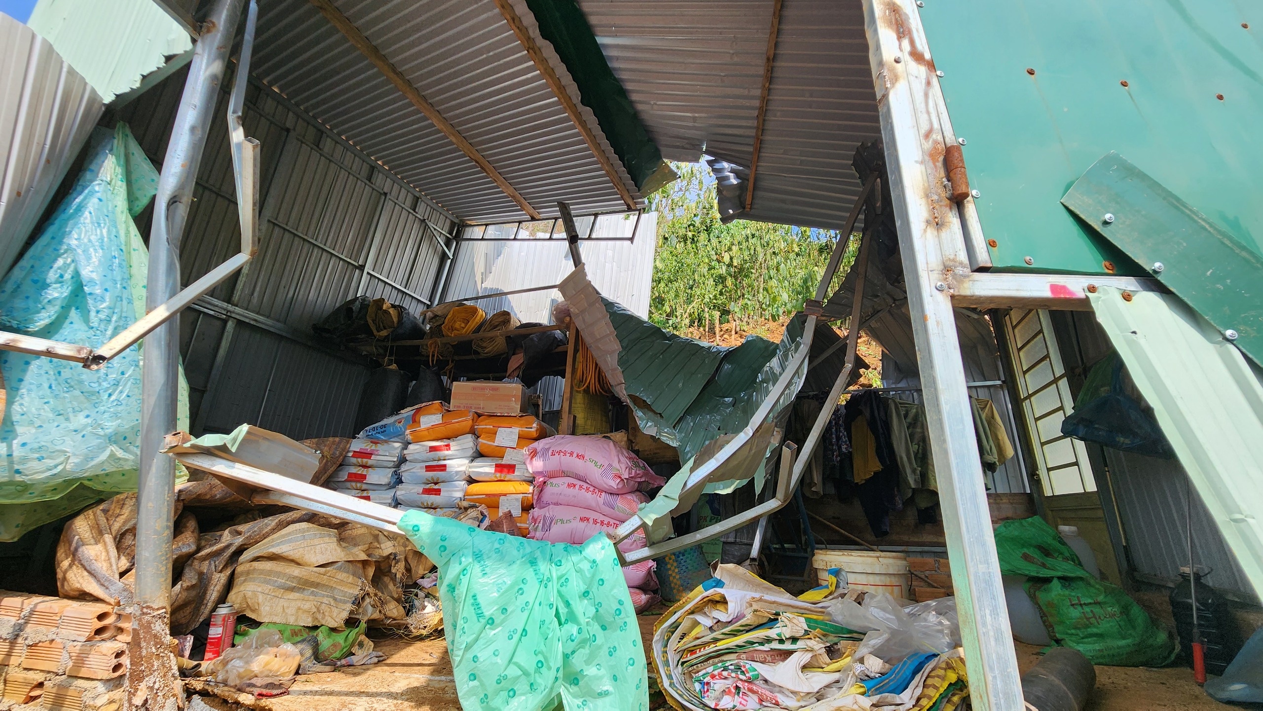 Vụ đ&aacute; tảng xuy&ecirc;n thủng ch&ograve;i d&acirc;n: Tạm dừng cấp thuốc nổ cho mỏ khai th&aacute;c đ&aacute;- Ảnh 3.