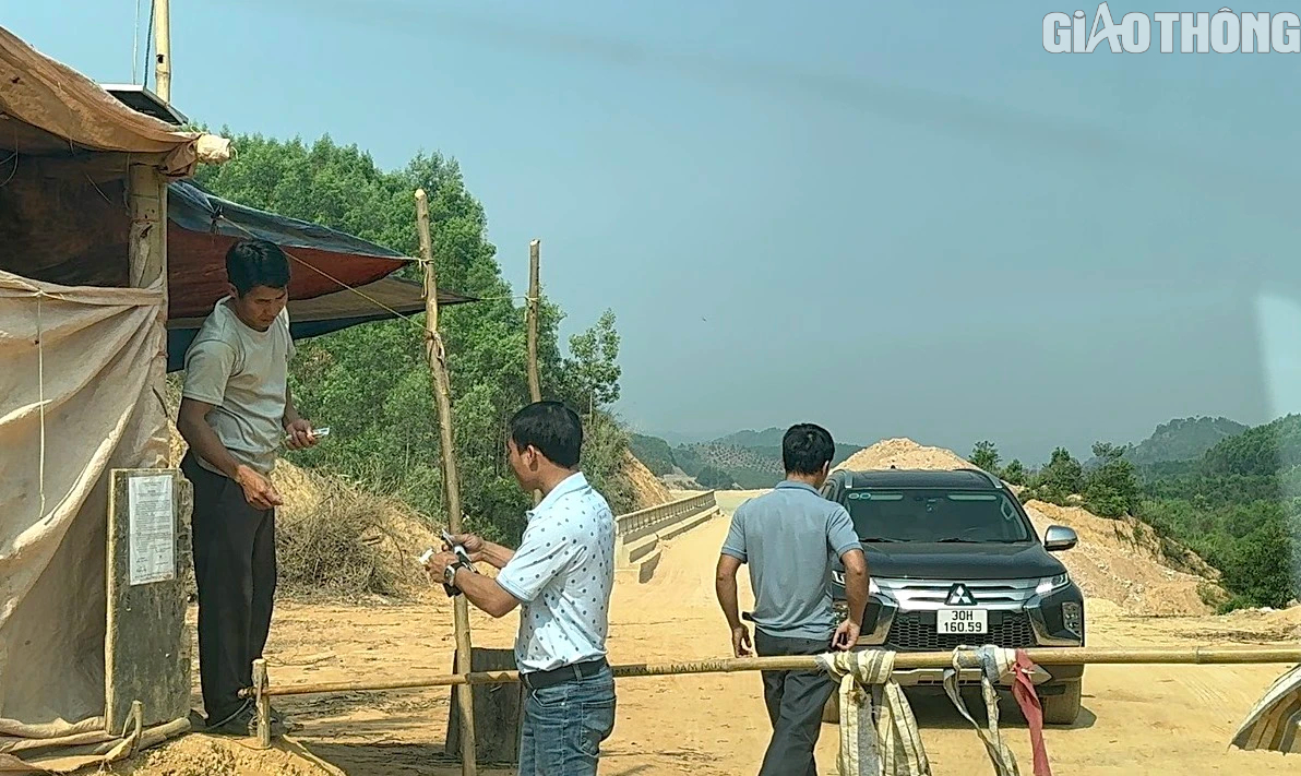 Tự &yacute; mở đường qua rẫy, dựng barie thu tiền xe qua lại- Ảnh 1.