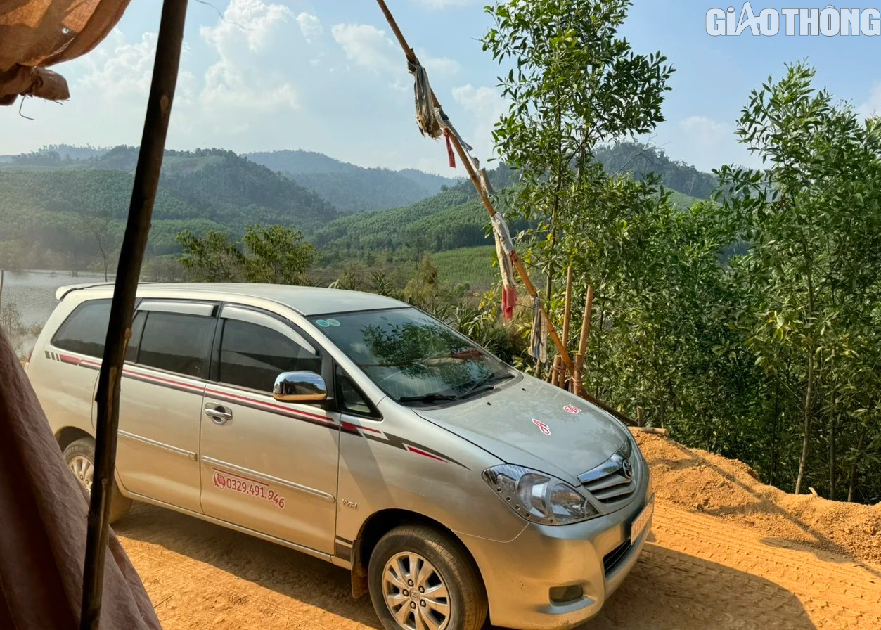 Tự &yacute; mở đường qua rẫy, dựng barie thu tiền xe qua lại- Ảnh 4.