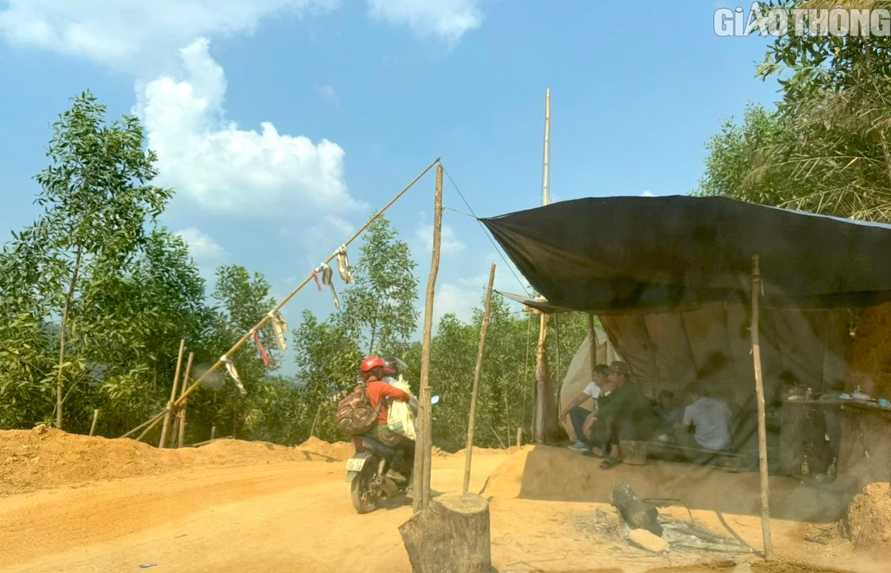 Tự &yacute; mở đường qua rẫy, dựng barie thu tiền xe qua lại- Ảnh 2.