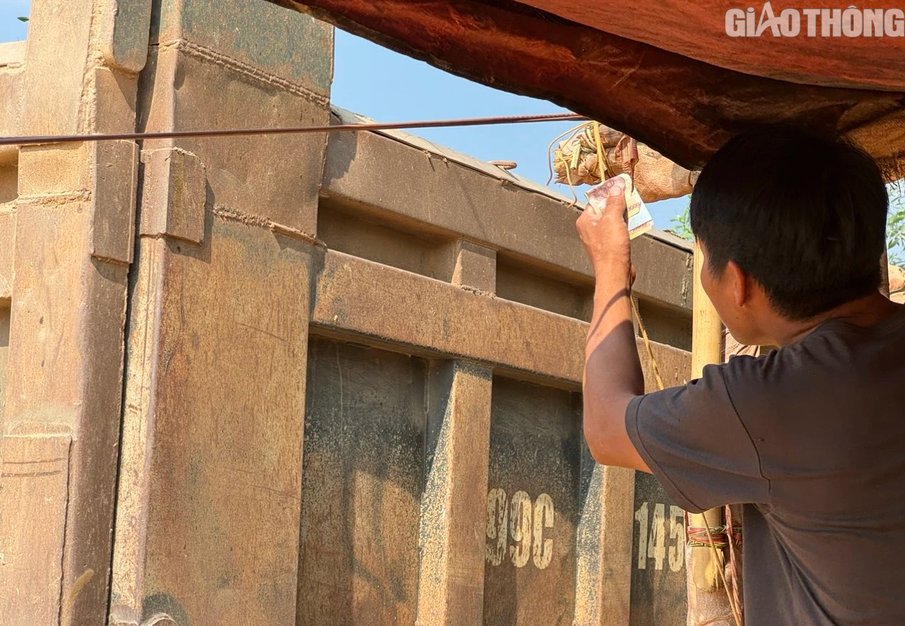 Tự &yacute; mở đường qua rẫy, dựng barie thu tiền xe qua lại- Ảnh 3.