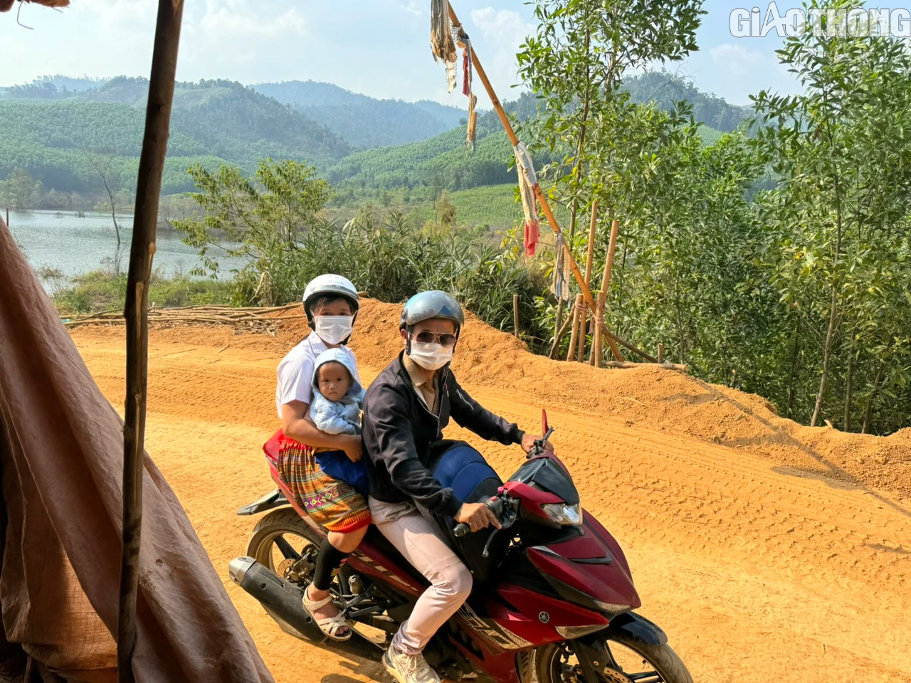 Tự &yacute; mở đường qua rẫy, dựng barie thu tiền xe qua lại- Ảnh 5.