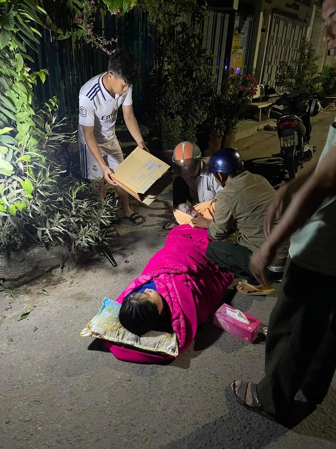 C&ocirc;ng an x&atilde; l&agrave;m "b&agrave; đỡ" cho sản phụ b&ecirc;n vệ đường- Ảnh 1.