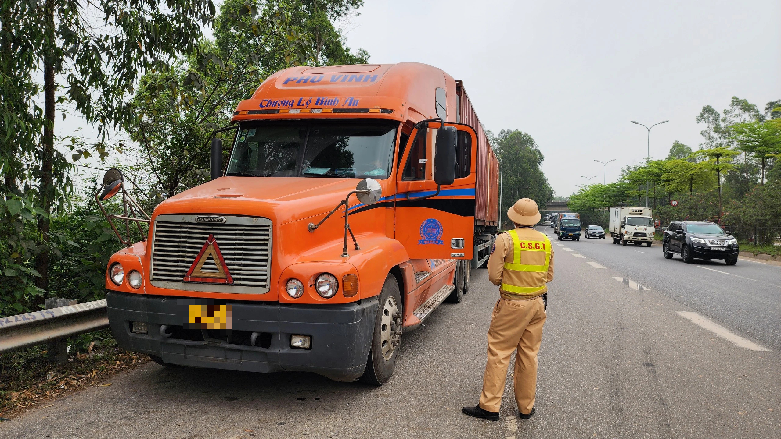 Bị xử l&yacute; lỗi dừng đỗ tr&ecirc;n quốc lộ, t&agrave;i xế trần t&igrave;nh đủ mọi l&yacute; do- Ảnh 5.