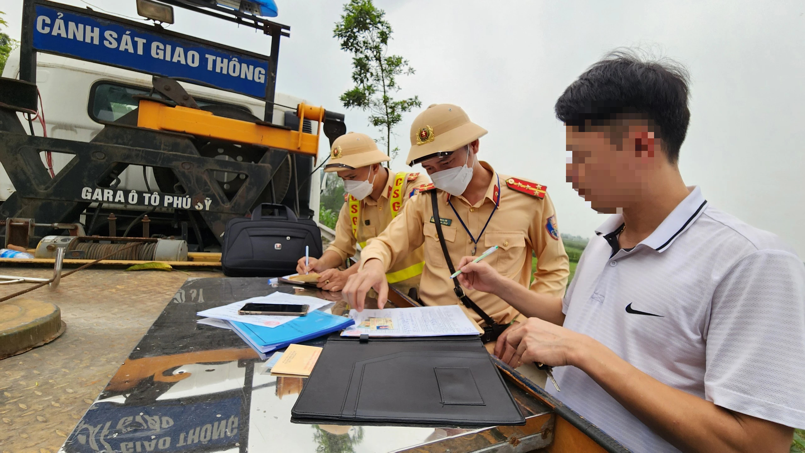 Bị xử l&yacute; lỗi dừng đỗ tr&ecirc;n quốc lộ, t&agrave;i xế trần t&igrave;nh đủ mọi l&yacute; do- Ảnh 7.