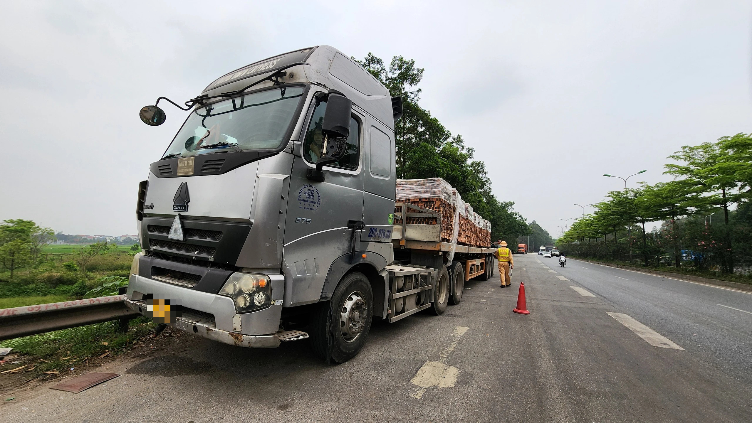 Bị xử l&yacute; lỗi dừng đỗ tr&ecirc;n quốc lộ, t&agrave;i xế trần t&igrave;nh đủ mọi l&yacute; do- Ảnh 8.