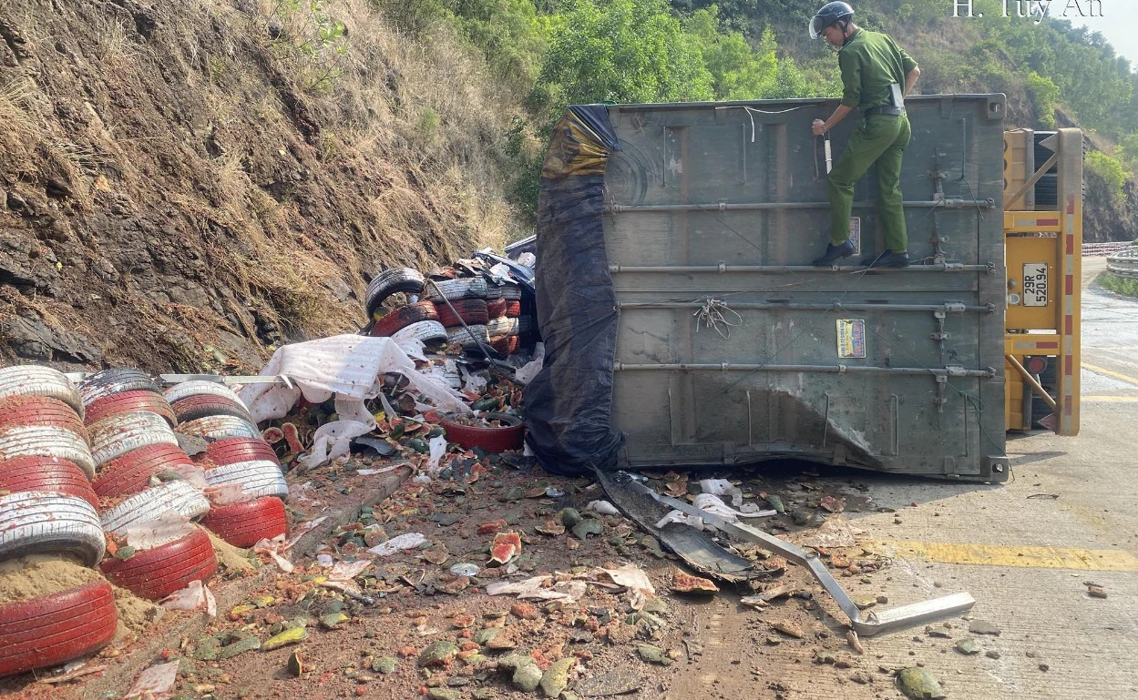 Lật xe container ở Ph&uacute; Y&ecirc;n, t&agrave;i xế bị thương nặng- Ảnh 3.