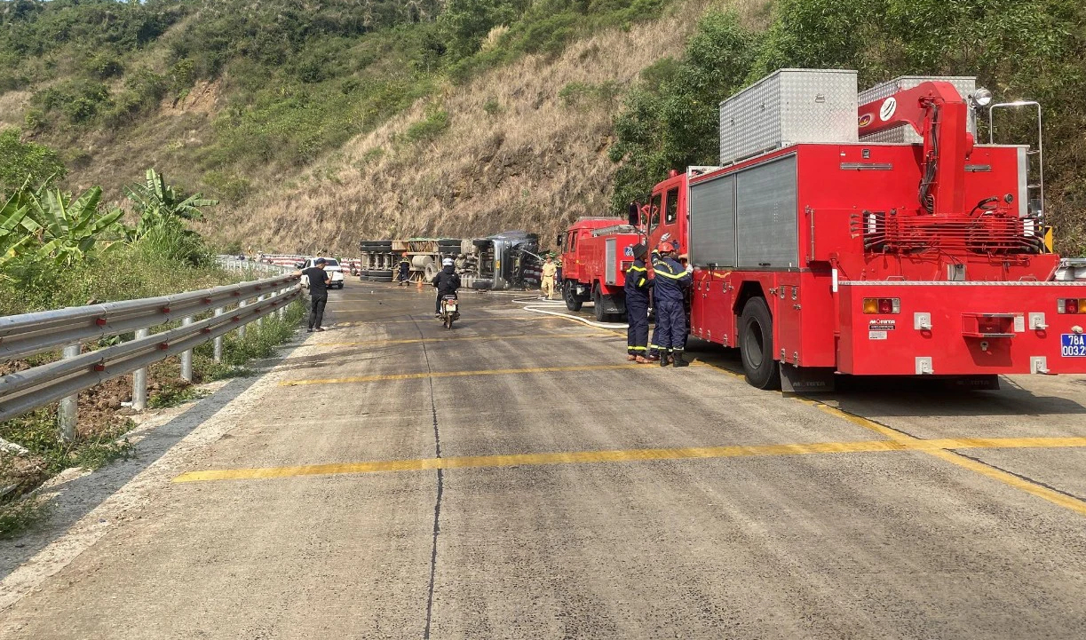 Lật xe container ở Ph&uacute; Y&ecirc;n, t&agrave;i xế bị thương nặng- Ảnh 2.