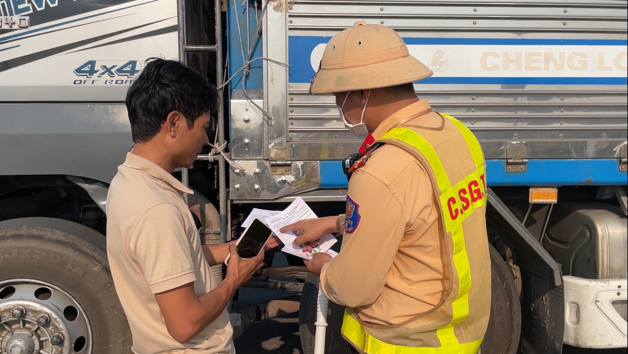 H&igrave;nh ảnh ng&agrave;y đầu xe tải, xe kh&aacute;ch kh&ocirc;ng v&agrave;o cao tốc Cam Lộ - La Sơn- Ảnh 3.